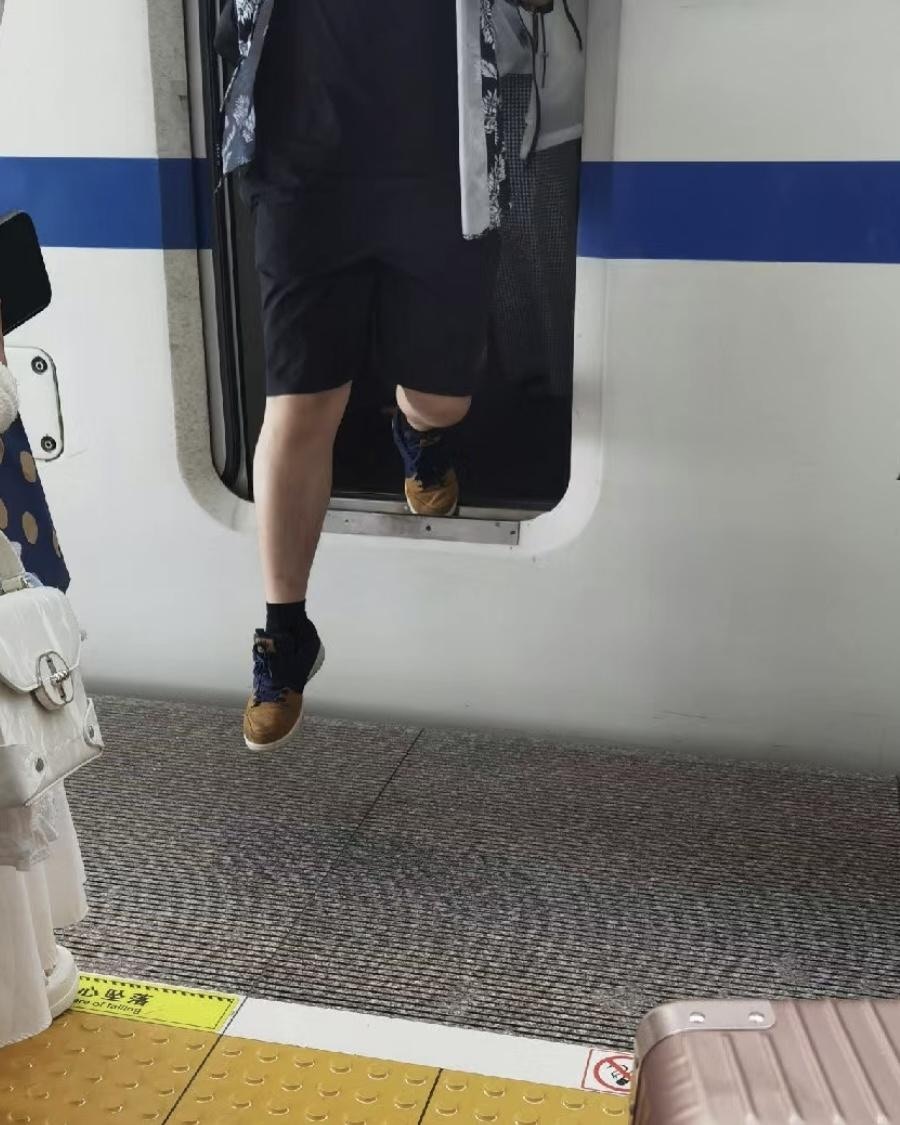 杭州東站月台與列車車廂底部有一定高度差。（網絡圖片）
