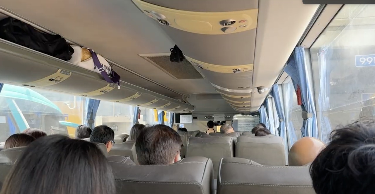 7月6日,在深圳灣口岸過關後,司機剛駛離巴士站,便突然向乘客公布,由於深中通道嚴重塞車,將改經虎門大橋前往中山,立即引起大批乘客不滿。(歐陽德浩攝) 7月6日,在深圳灣口岸過關後,司機剛駛離巴士站,便突然向乘客公布,由於深中通道嚴重塞車,將改經虎門大橋前往中山,立即引起大批乘客不滿。(歐陽德浩攝)