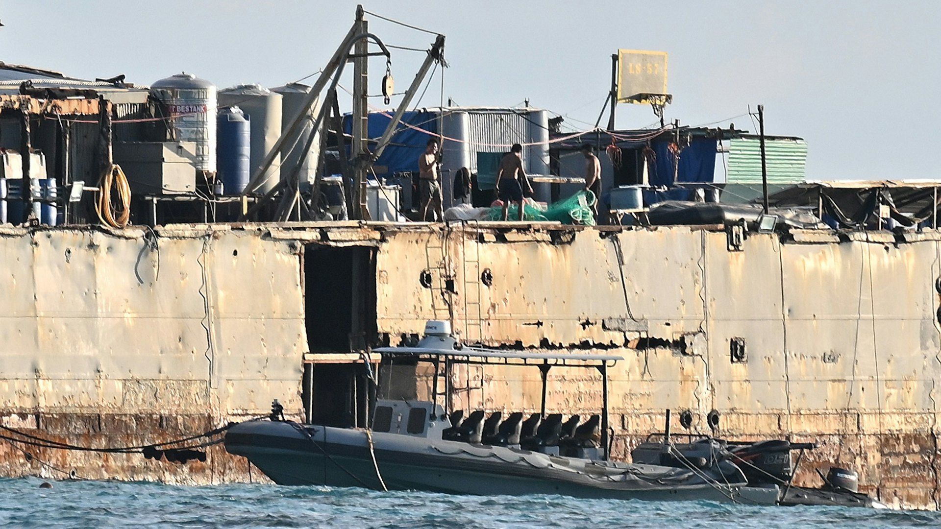 菲律賓軍艦在中國南沙群島的仁愛礁非法「坐灘」。(新華社) 菲律賓軍艦在中國南沙群島的仁愛礁非法「坐灘」。(新華社)