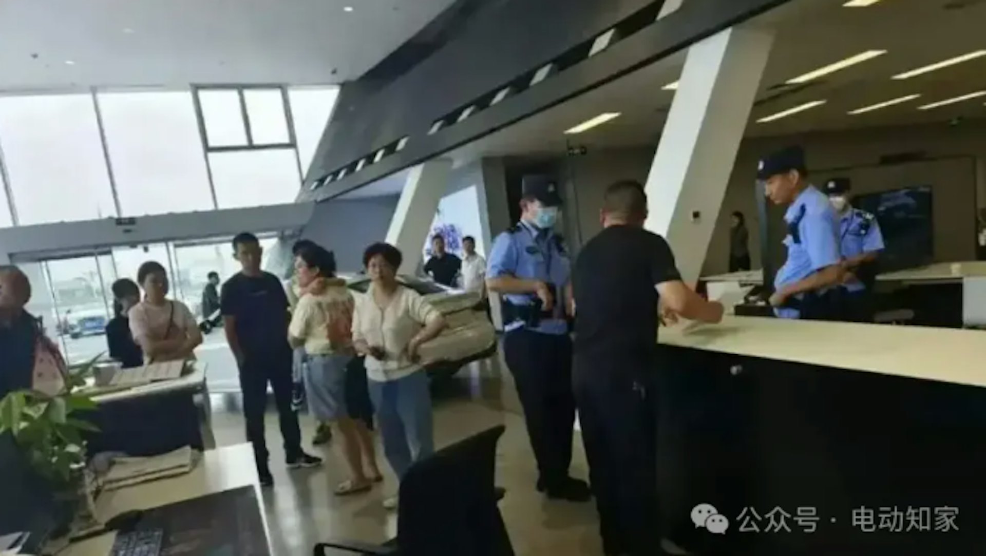 江蘇鹽城市最大的汽車經銷商森風集團有限公司近期遭遇重大財務危機,集團老闆沈峰已失去聯繫。(電動知家公眾號) 江蘇鹽城市最大的汽車經銷商森風集團有限公司近期遭遇重大財務危機,集團老闆沈峰已失去聯繫。(電動知家公眾號)