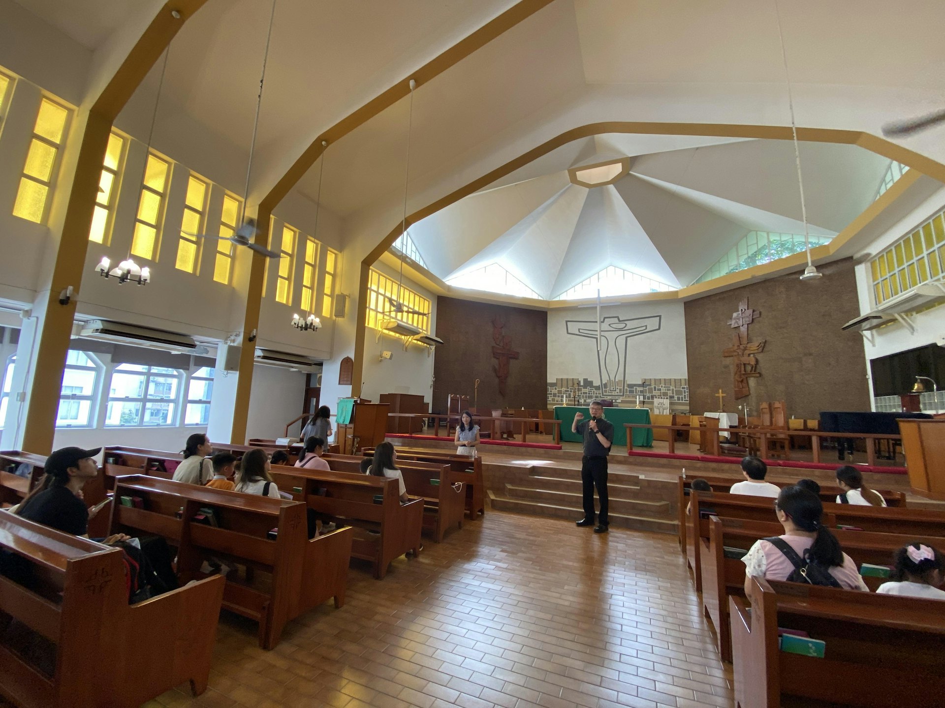 筆者學校安排家長及準小一學生參觀校舍,建立歸屬感。(張樂霈校長提供) 筆者學校安排家長及準小一學生參觀校舍,建立歸屬感。(張樂霈校長提供)