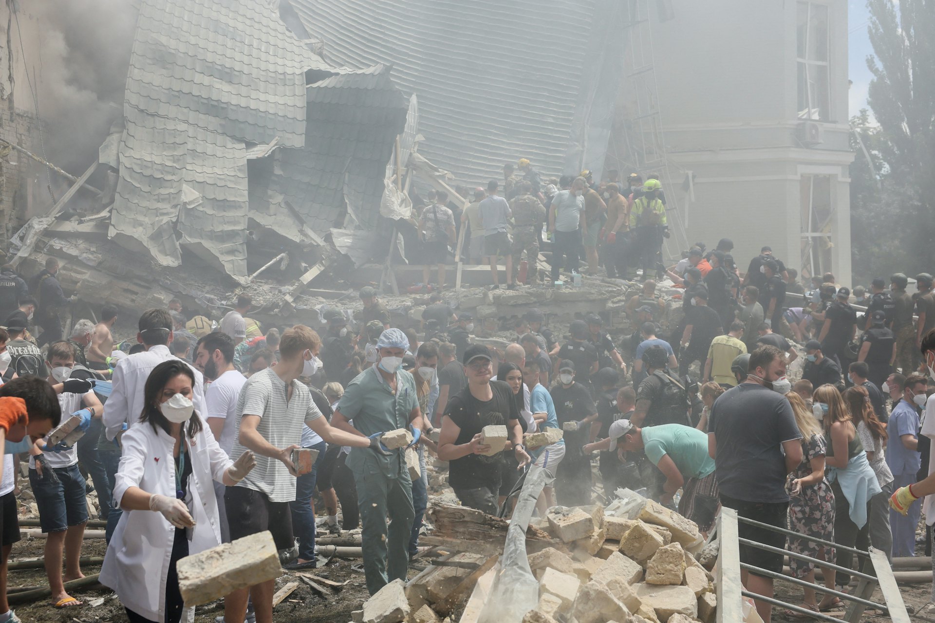 2024年7月8日,烏克蘭基輔,救援人員在Ohmatdyt兒童醫院工作。(Reuters) 2024年7月8日,烏克蘭基輔,救援人員在Ohmatdyt兒童醫院工作。(Reuters)
