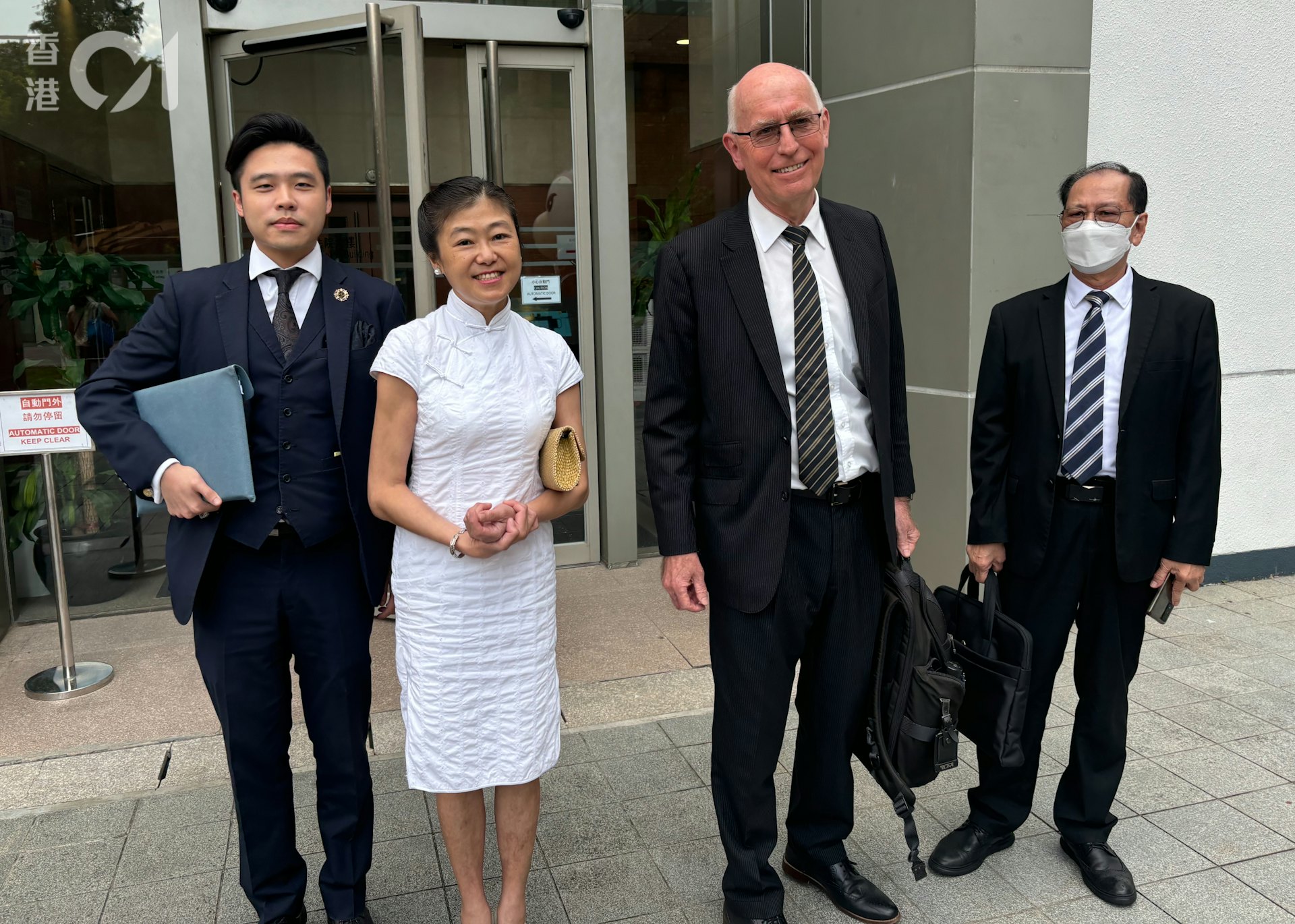 女被告葉文儀我律師團隊一同離開法院。(朱棨新攝) 女被告葉文儀我律師團隊一同離開法院。(朱棨新攝)
