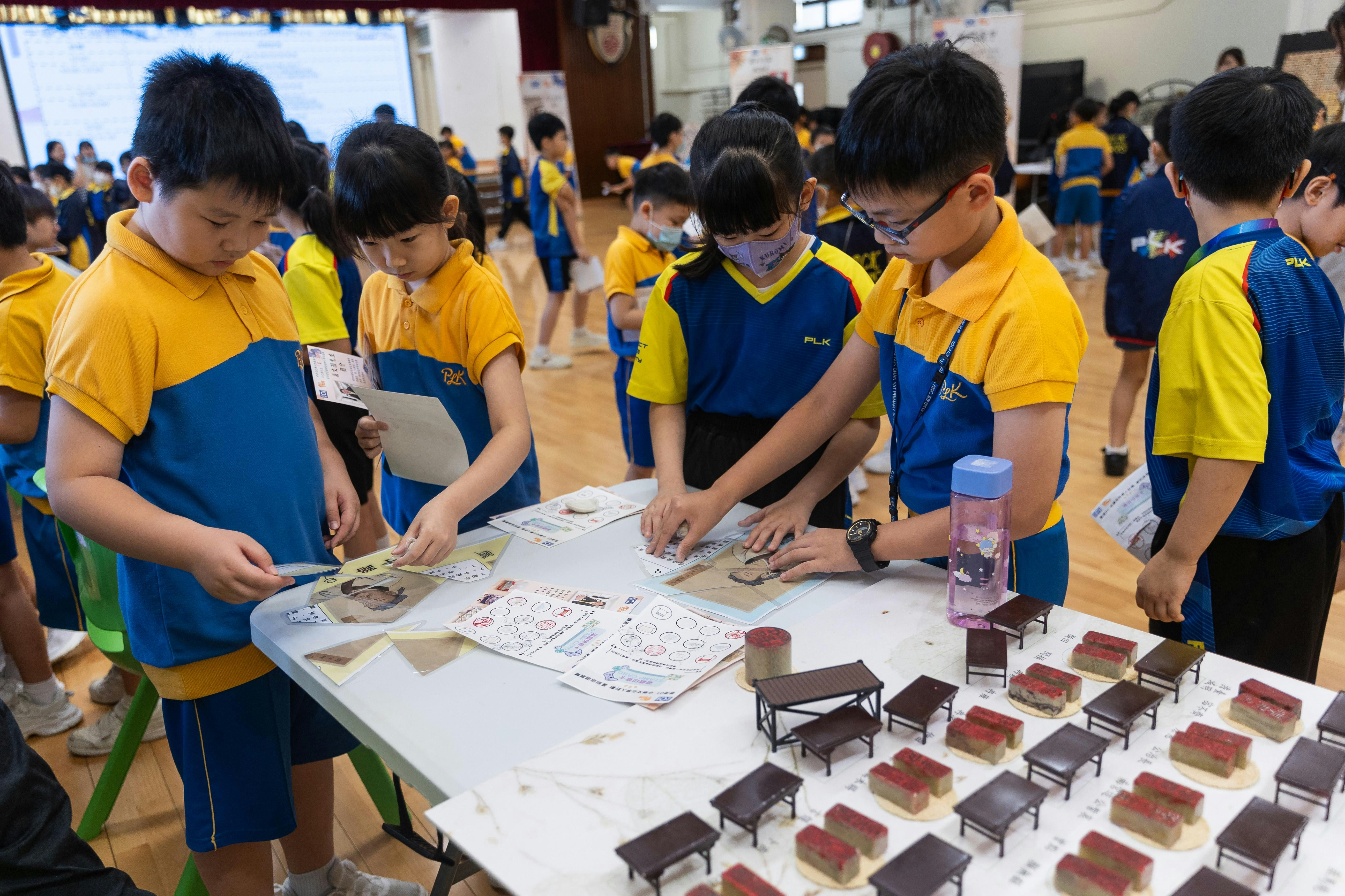 學生除了學習展板內容外，亦可參加攤位遊戲贏取小禮物。（蘇煒然攝)