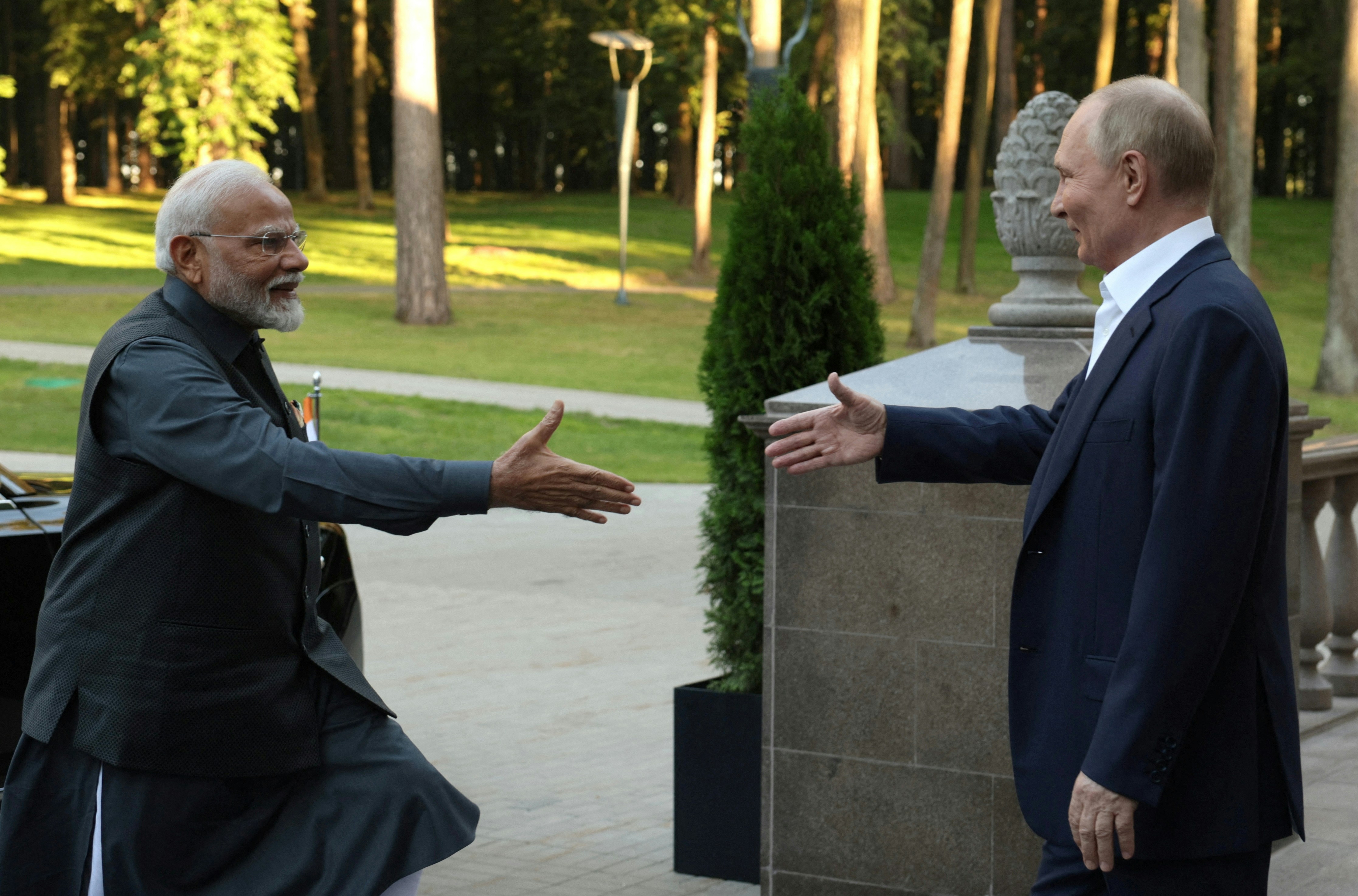 俄羅斯總統普京（Vladimir Putin，又譯普丁或蒲亭）2024年7月8日與印度總理莫迪（Narendra Modi）在普京位於莫斯科郊外新奧加廖沃（Novo-Ogaryovo）舉行非正式會談。（Sputnik/Gavriil Grigorov/Pool via REUTERS）