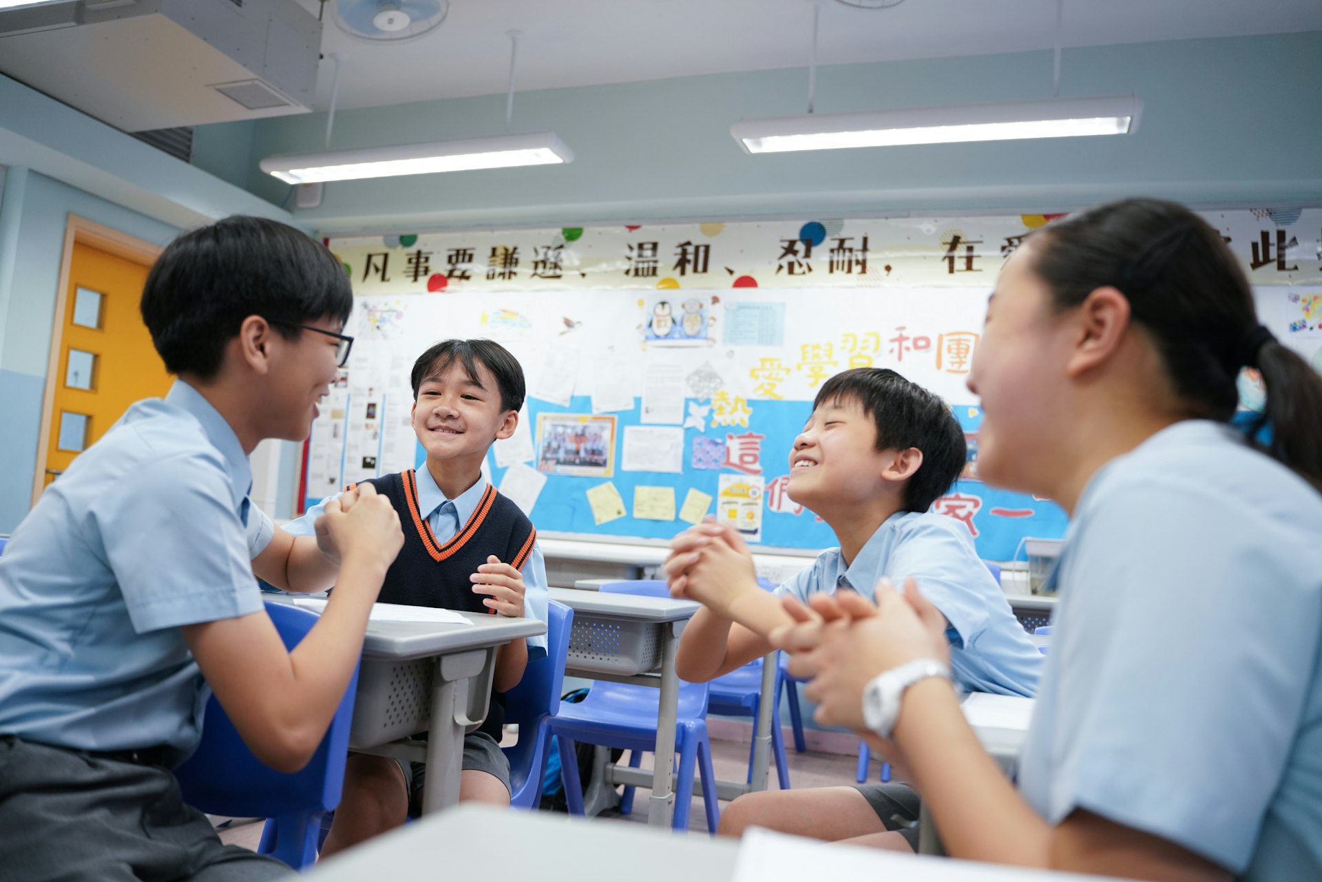 升中放榜,油蔴地天主教小學(海泓道)領取派位結果。(黃浩謙攝) 升中放榜,油蔴地天主教小學(海泓道)領取派位結果。(黃浩謙攝)