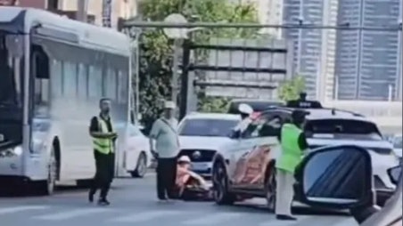 百度無人駕駛的士「蘿蔔快跑」武漢街頭撞倒大媽 竟獲網民支持? 百度無人駕駛的士「蘿蔔快跑」武漢街頭撞倒大媽 竟獲網民支持?
