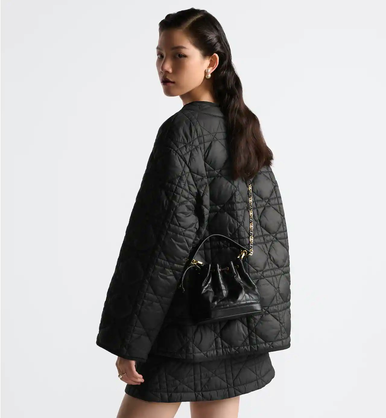 Dior Jolie水桶袋可融入各種造型（圖片來源：Dior官網）