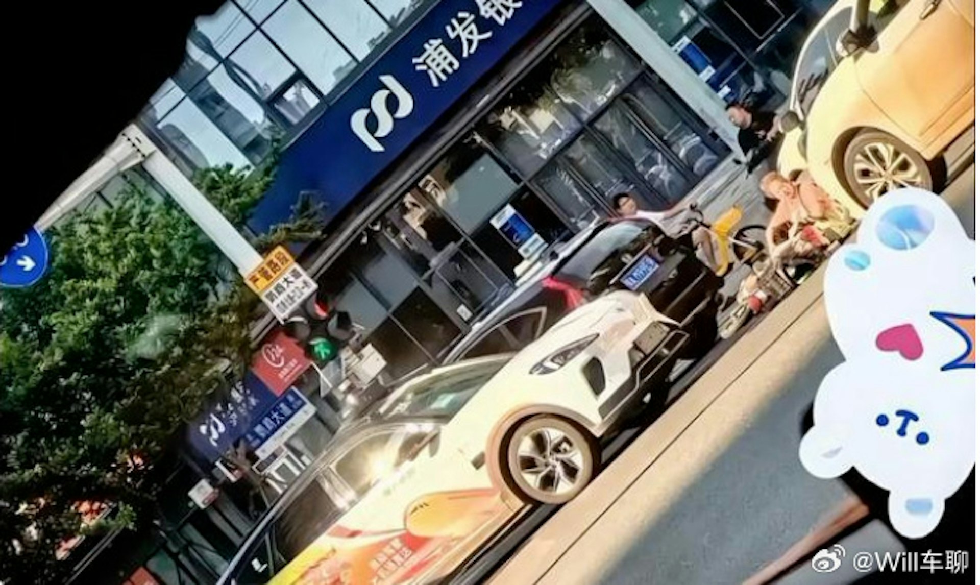 武漢「蘿蔔快跑」街頭撞倒騎電單車大媽。 武漢「蘿蔔快跑」街頭撞倒騎電單車大媽。