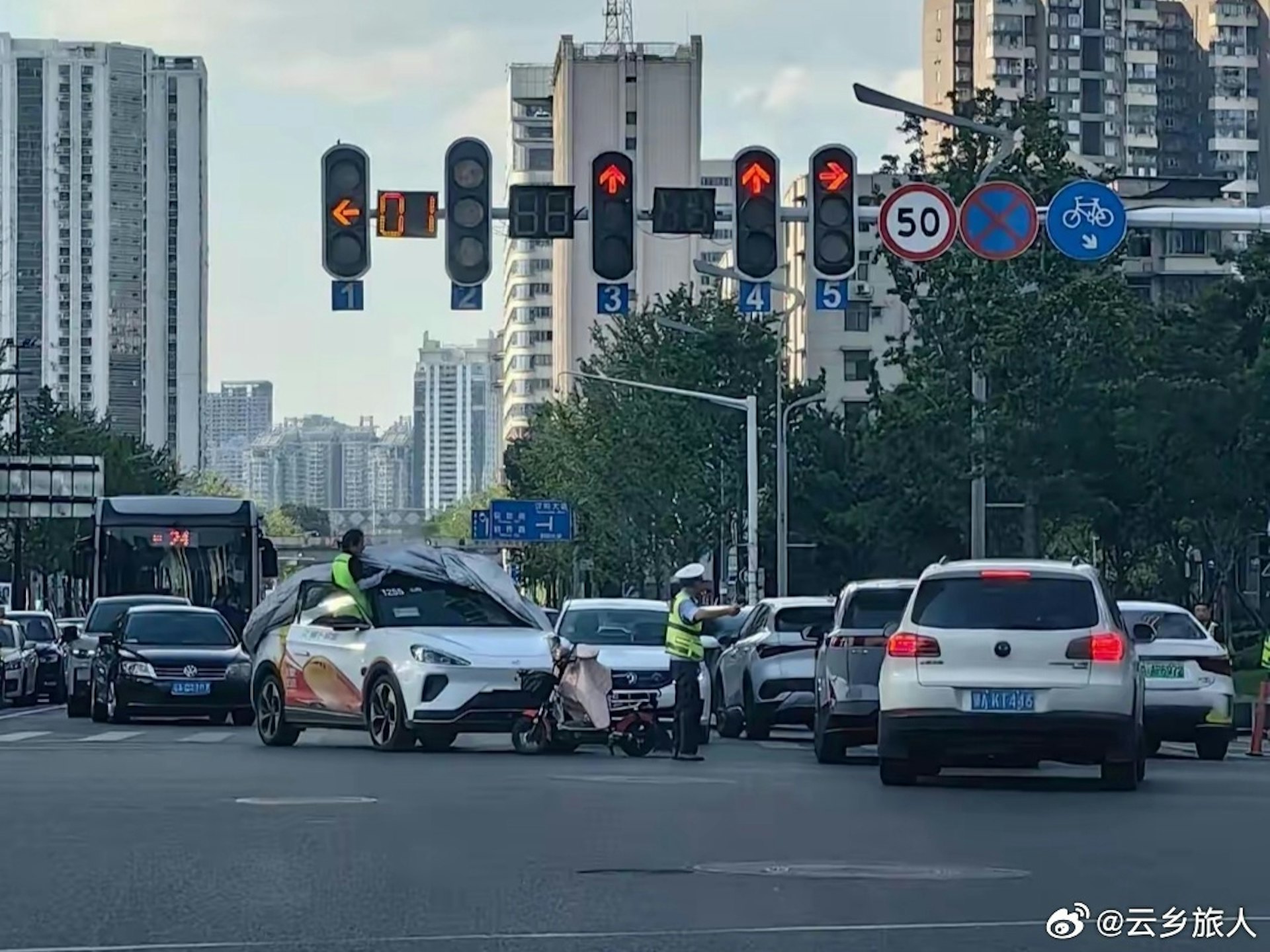 武漢「蘿蔔快跑」街頭撞倒騎電單車大媽。 武漢「蘿蔔快跑」街頭撞倒騎電單車大媽。