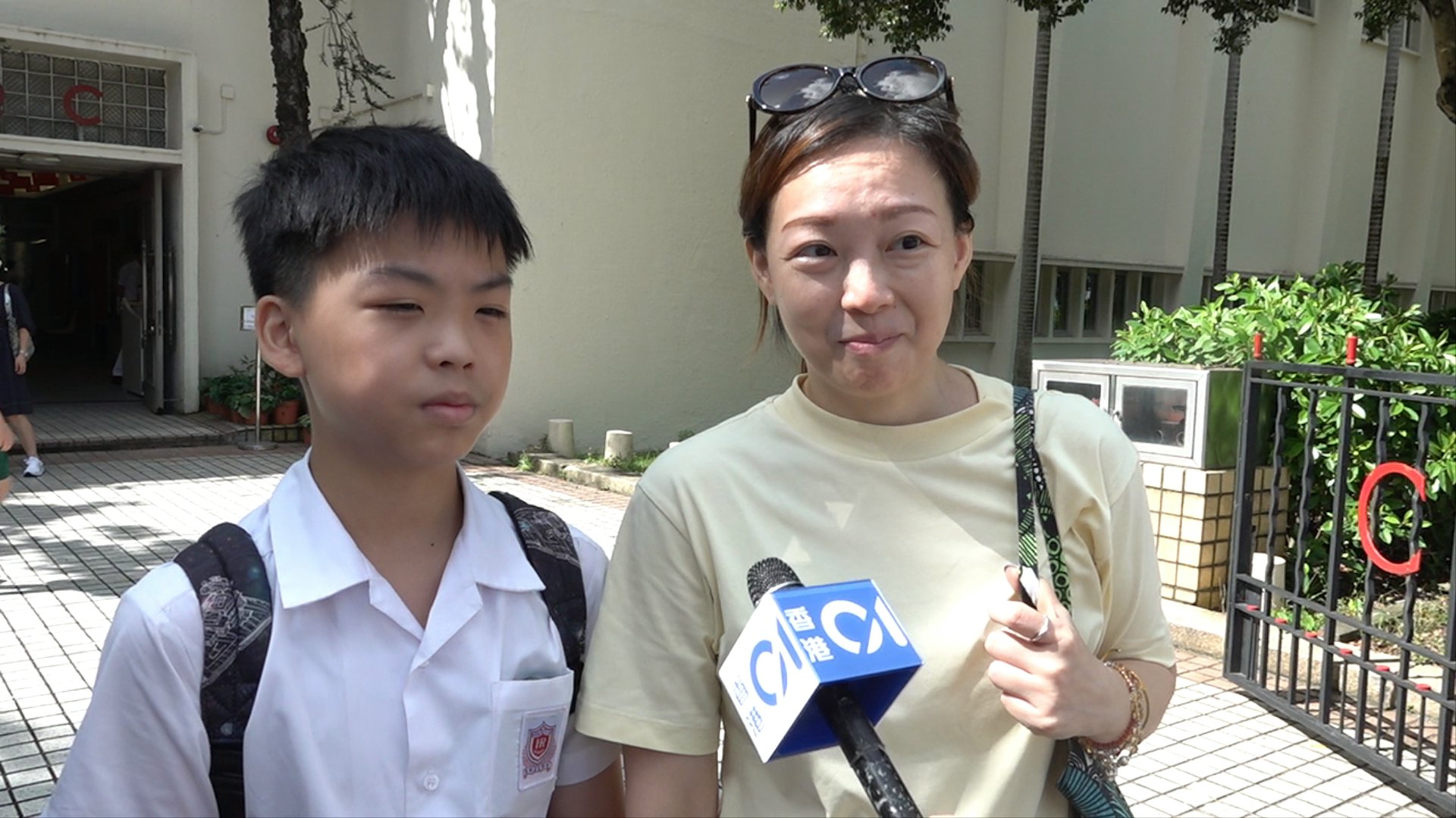 呂同學(左)表示獲派第二志願一所港島傳統英中名校,即使滿意結果,但依然希望入讀首志願的皇仁故前來叩門。呂媽媽(右)表示,對派位結果「有少少失望」,因為丈夫和長子都是皇仁舊生或學生,「當然想(兩名兒子)一齊返學」。(羅俊豪攝) 呂同學(左)表示獲派第二志願一所港島傳統英中名校,即使滿意結果,但依然希望入讀首志願的皇仁故前來叩門。呂媽媽(右)表示,對派位結果「有少少失望」,因為丈夫和長子都是皇仁舊生或學生,「當然想(兩名兒子)一齊返學」。(羅俊豪攝)