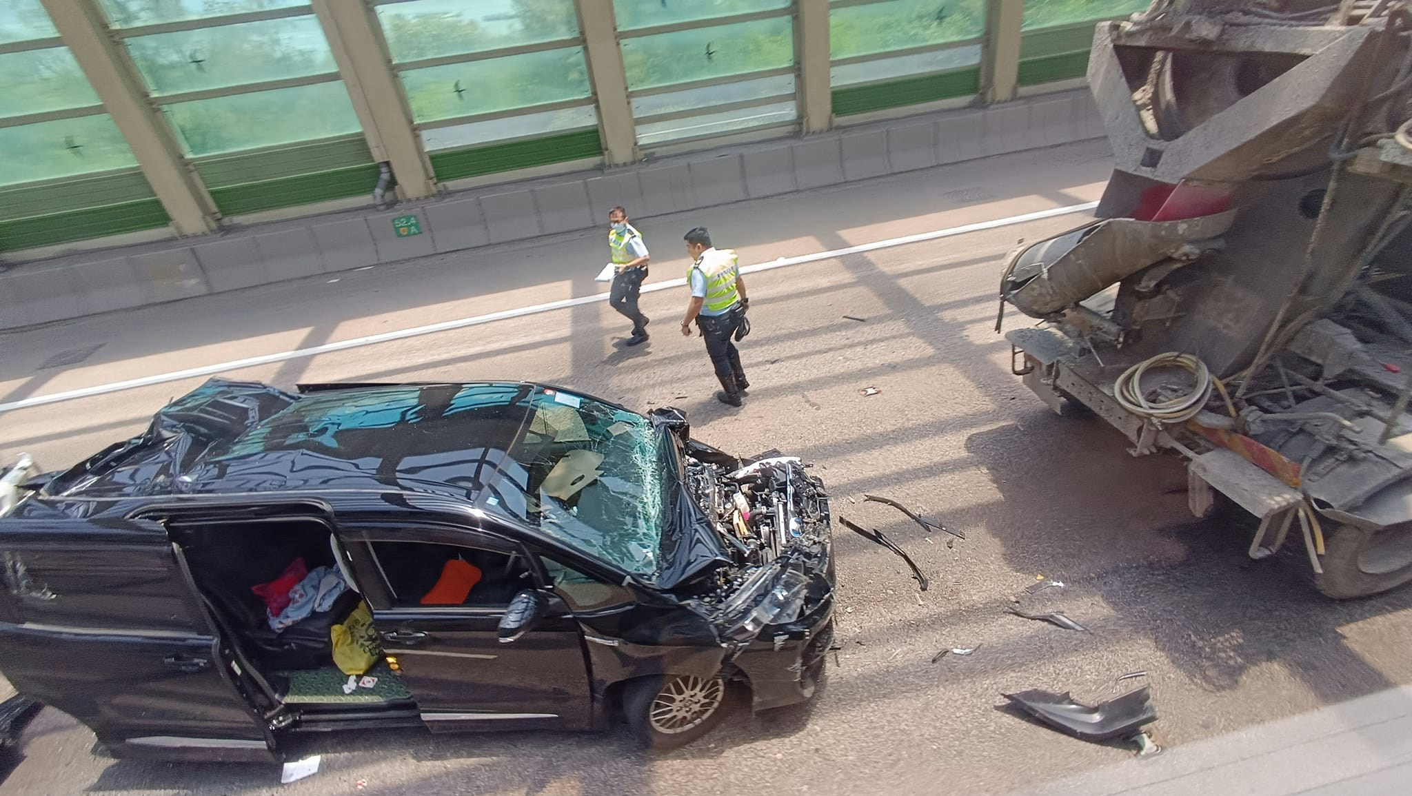 黑色七人車被夾成「三文治」，車頭及車尾嚴重損毀及凹陷，車上3名乘客受傷，包括2名小朋友。（Wong Eddy）