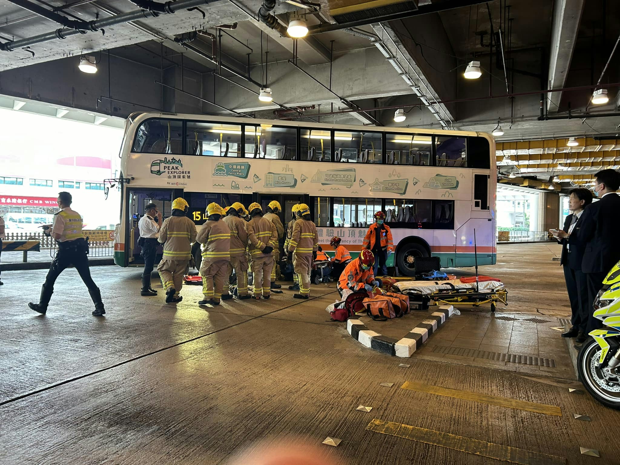 中環交易廣場巴士總站男子捲城巴車底　一度昏迷獲救送院搶救