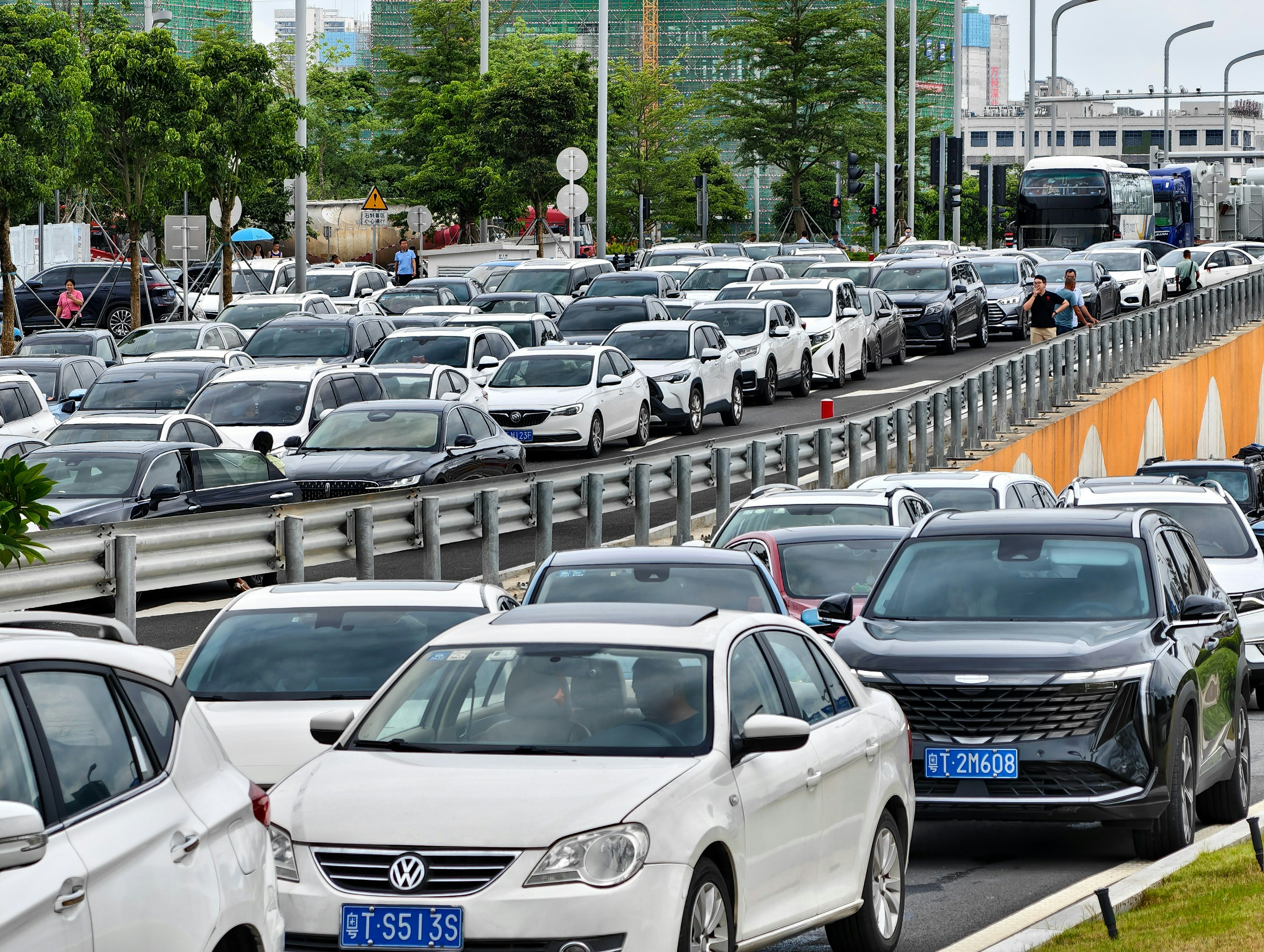 據數據顯示，截至7月7日，深中通道的日均車流量超過10萬輛次，跨市巴士日均約1萬人乘搭。（新華社）