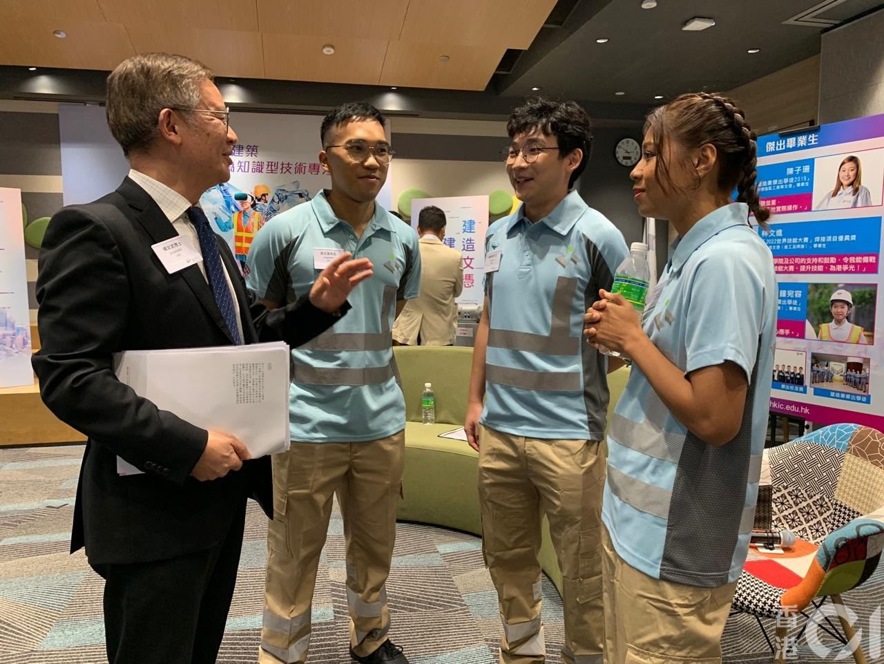 香港建造學院院長楊文武（右一）與學生交流學業問題。（陳麗娟攝）