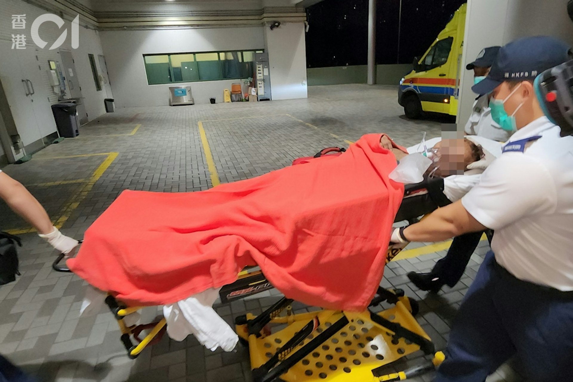 其中一名男傷者送院時半昏迷。 其中一名男傷者送院時半昏迷。