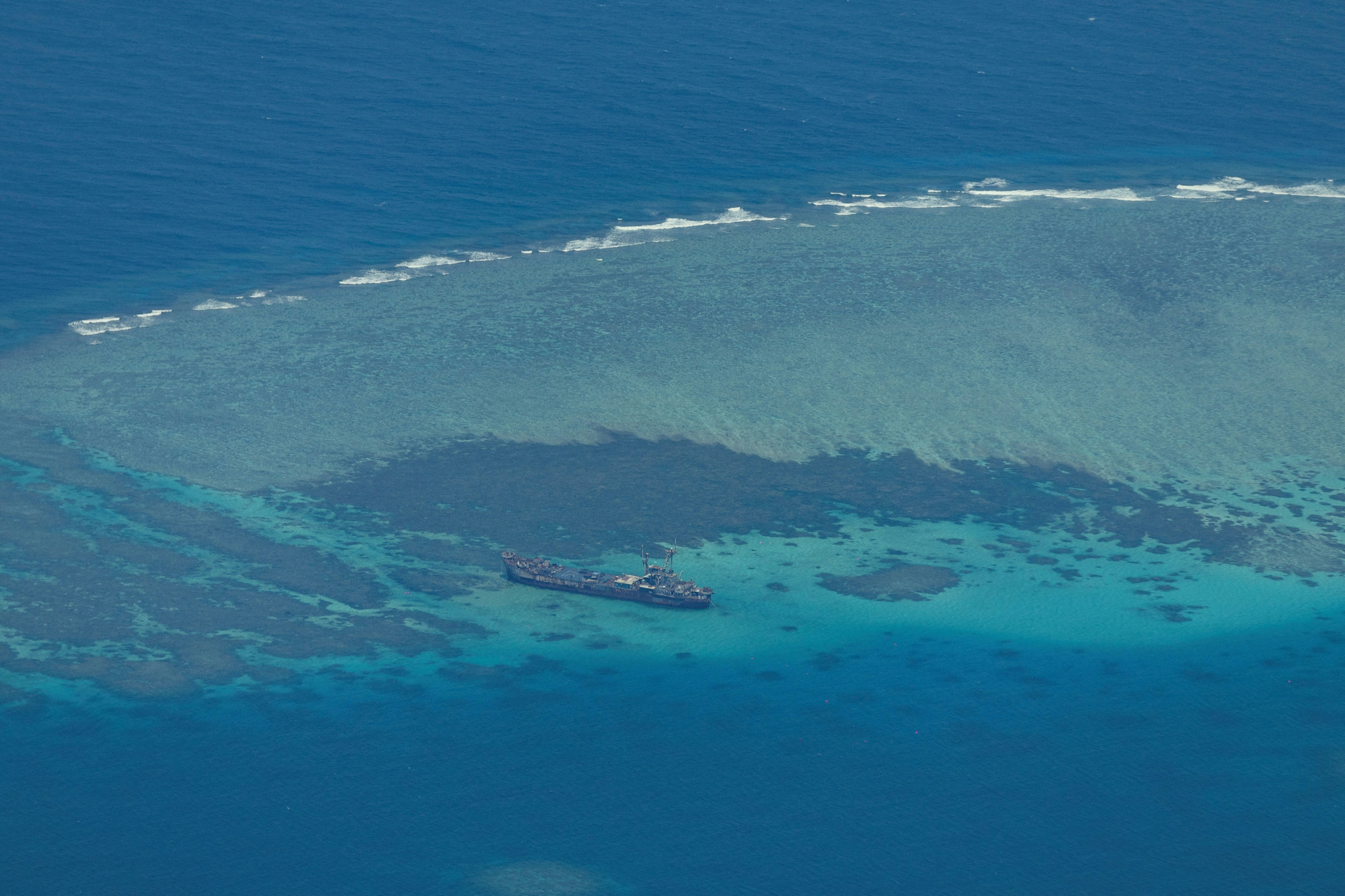 圖為2023年3月9日，菲律賓登陸艦「馬德雷山」號的烏瞰圖。菲律賓自1999年故意在仁愛礁讓登陸艦「馬德雷山」號（BRP Sierra Madre (LT-57)）擱淺後，它一直在該處「坐灘」。菲軍會向軍艦提供補給，中菲就此多次發生衝突。（Reuters）