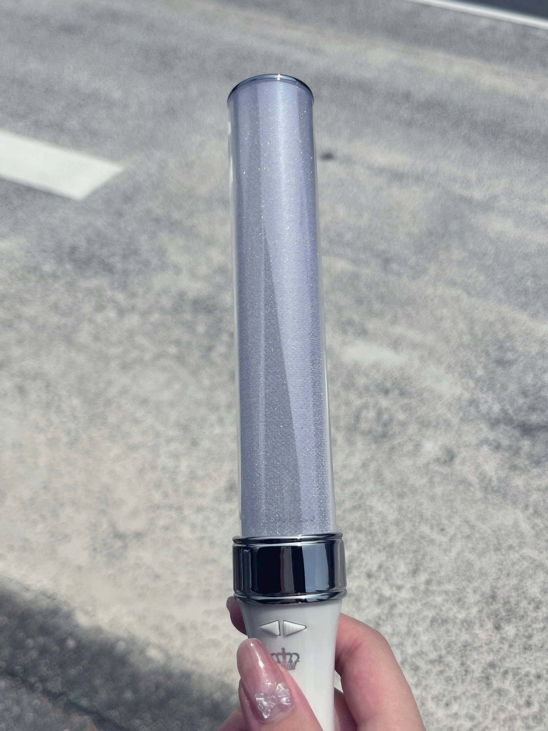 原PO貼出照片後也忍不住笑稱:「我從包包裡翻出遮陽傘,沒想到竟然是『應援螢光棒(ペンライト)』。」(X@shinonome_44158) 原PO貼出照片後也忍不住笑稱:「我從包包裡翻出遮陽傘,沒想到竟然是『應援螢光棒(ペンライト)』。」(X@shinonome_44158)
