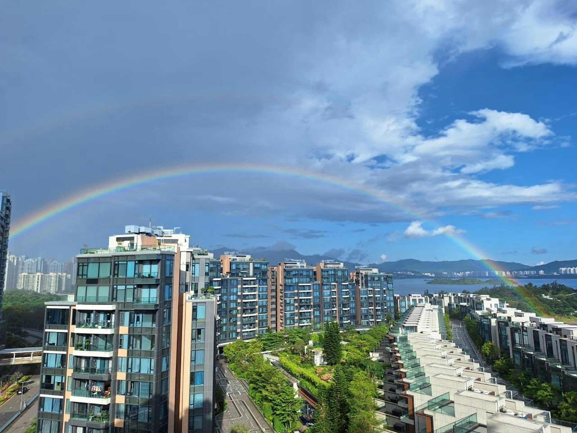 今日(10日)上午在新界東下雨,其中在馬鞍山展現雙彩虹。(讀者Yokie提供) 今日(10日)上午在新界東下雨,其中在馬鞍山展現雙彩虹。(讀者Yokie提供)