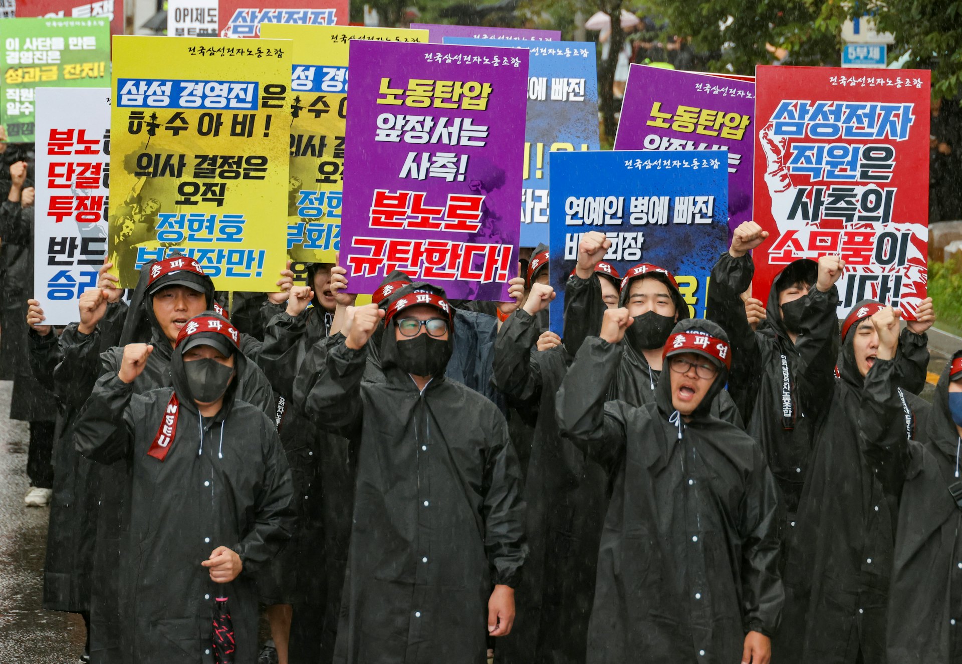 圖為2024年7月8日,華城三星電子納米城華城園區(Samsung Electronics Nano City Hwaseong Campus,暫譯)前方,參與罷工的韓國三星電子工人舉起標語牌並高喊口號。(REUTERS/Kim Soo-hyeon) 圖為2024年7月8日,華城三星電子納米城華城園區(Samsung Electronics Nano City Hwaseong Campus,暫譯)前方,參與罷工的韓國三星電子工人舉起標語牌並高喊口號。(REUTERS/Kim Soo-hyeon)