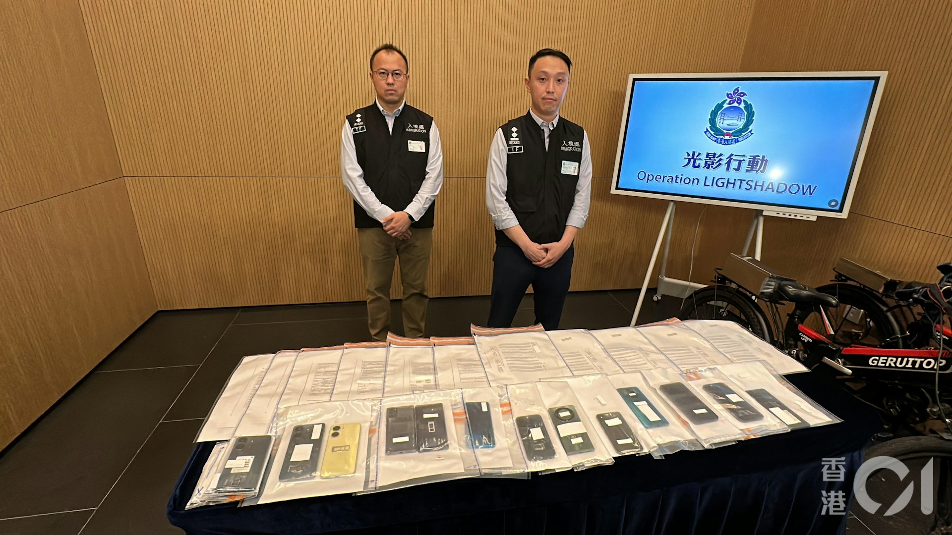 入境處特遣隊副指揮官巫泉傑(右)交代案情。(馬耀文攝) 入境處特遣隊副指揮官巫泉傑(右)交代案情。(馬耀文攝)