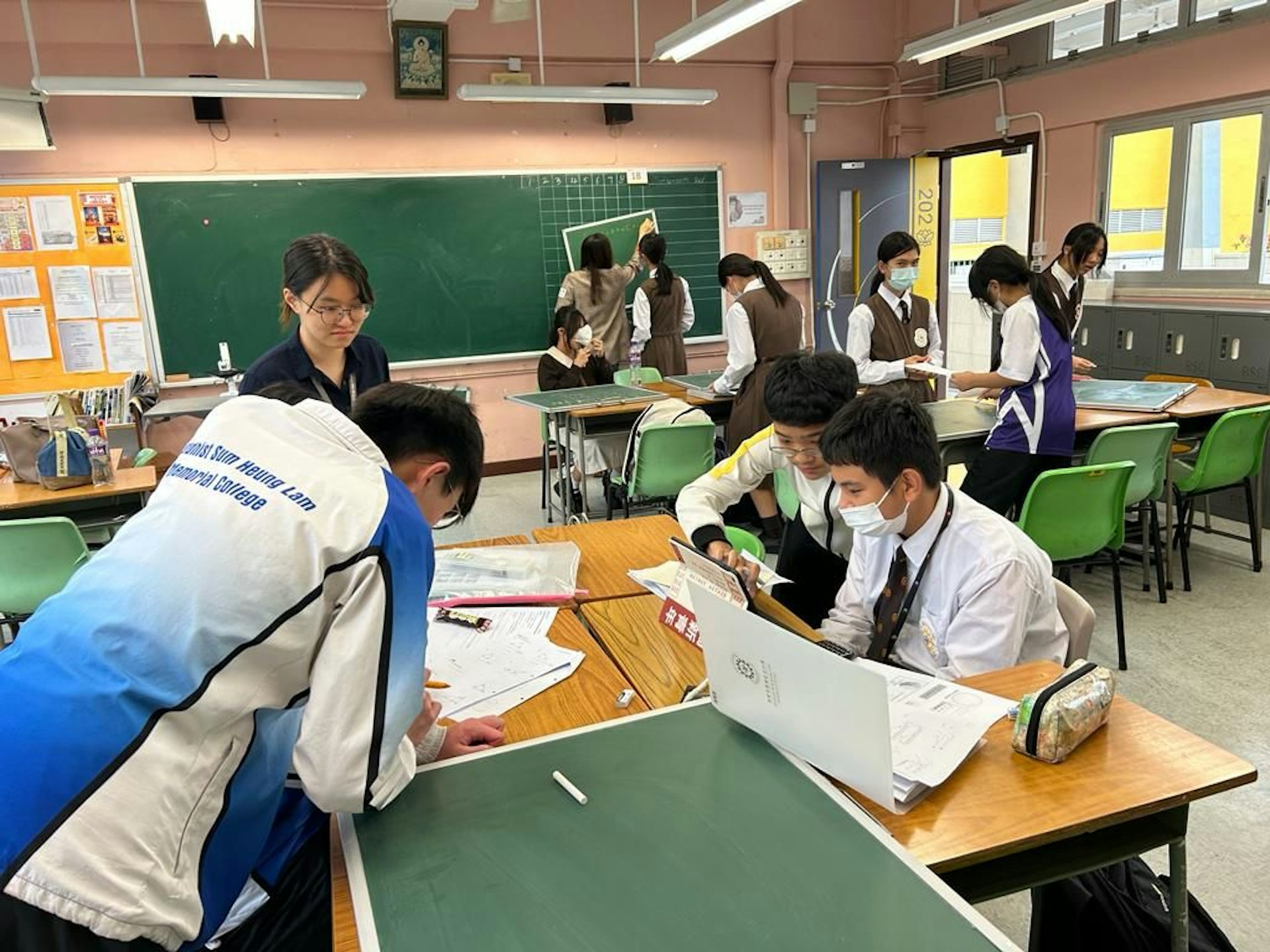 學生輔導生正為中一同學進行課後輔導。(佛教沈香林紀念中學提供圖片) 學生輔導生正為中一同學進行課後輔導。(佛教沈香林紀念中學提供圖片)