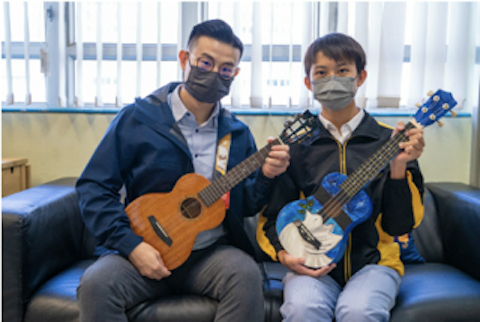 老師教導學生使用夏威夷小吉他彈奏詩歌。(樂道中學提供圖片) 老師教導學生使用夏威夷小吉他彈奏詩歌。(樂道中學提供圖片)
