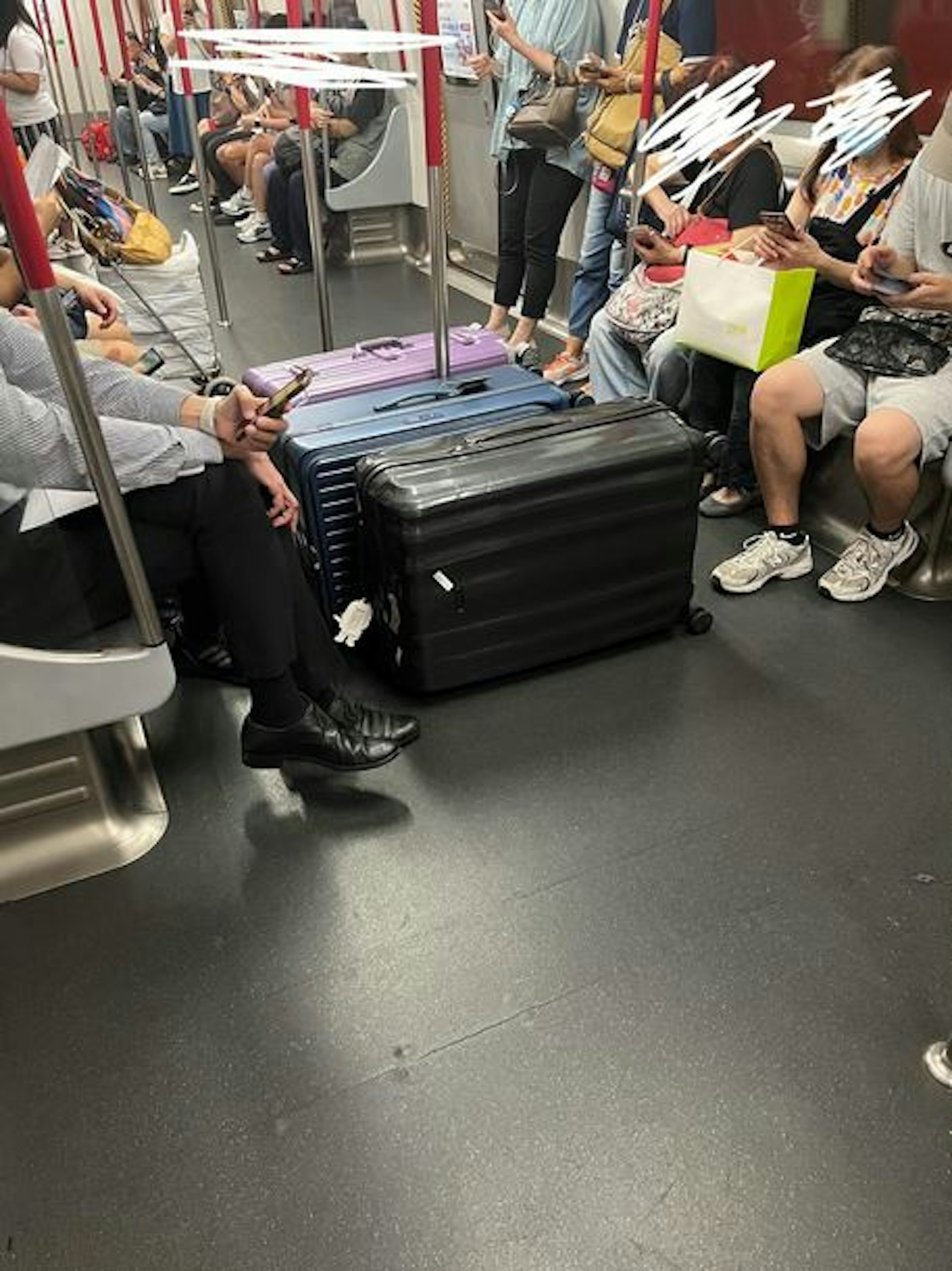 本港網絡流傳1張相片,見到有多名乘客乘搭港鐵時,把行李箱打橫放在行人通道正中間,阻塞通道。 (threads) 本港網絡流傳1張相片,見到有多名乘客乘搭港鐵時,把行李箱打橫放在行人通道正中間,阻塞通道。 (threads)