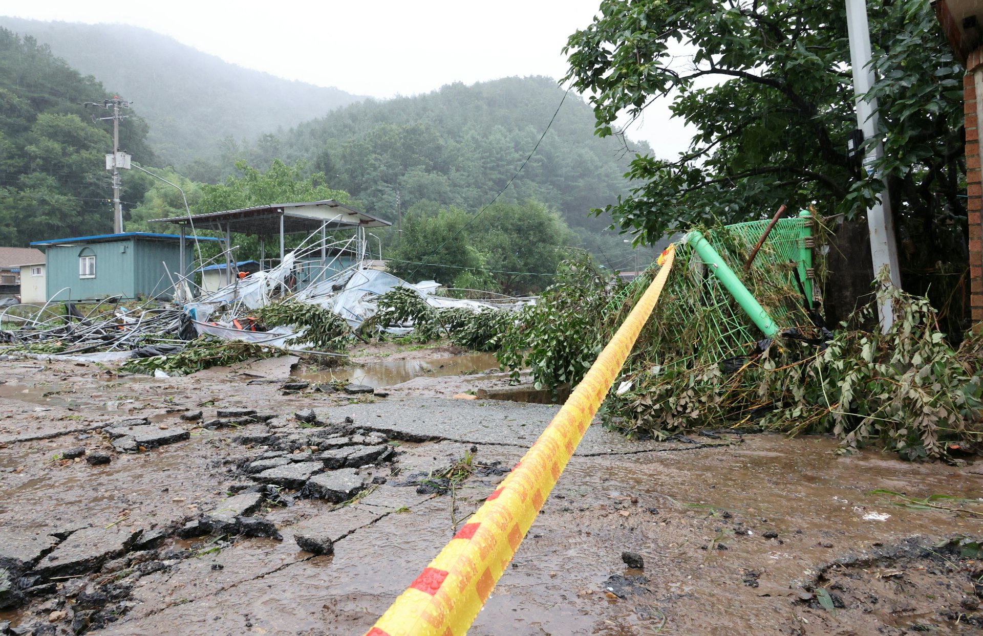 韓國暴雨:2024年7月10日,韓國完州郡一條村落在暴雨中受到破壞,道路要封閉(Yonhap via REUTERS) 韓國暴雨:2024年7月10日,韓國完州郡一條村落在暴雨中受到破壞,道路要封閉(Yonhap via REUTERS)