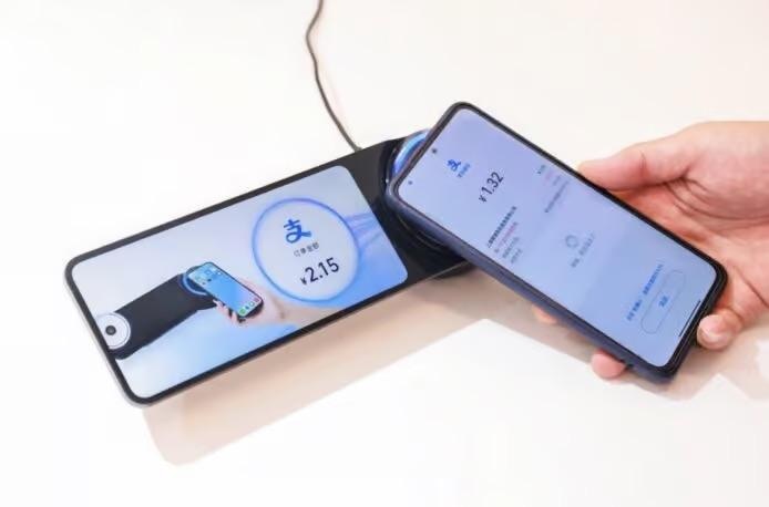 不需開app，只要一拍手機就可以即時以支付寶支付