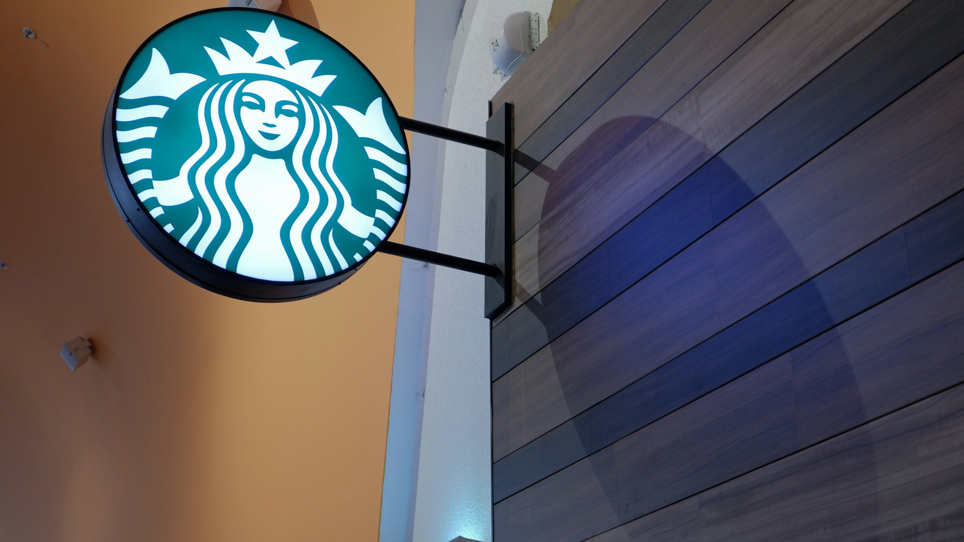 Starbucks星巴克「2中學生無買嘢食霸6人位」 台女高招KO獲大讚 Starbucks星巴克「2中學生無買嘢食霸6人位」 台女高招KO獲大讚