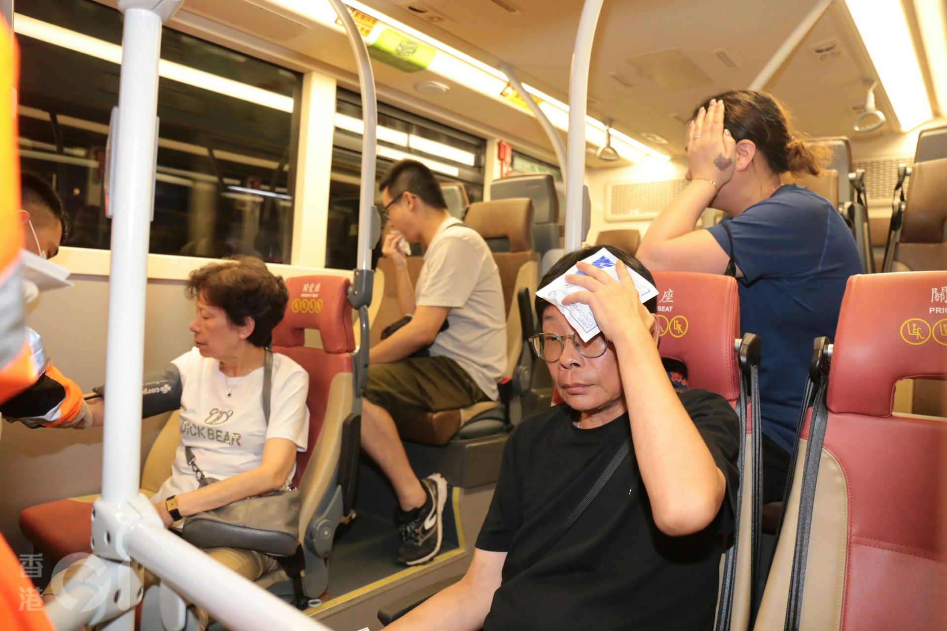 油麻地兩輛九巴相撞,意外後,車內有多名乘客受輕傷。(梁偉權攝) 油麻地兩輛九巴相撞,意外後,車內有多名乘客受輕傷。(梁偉權攝)