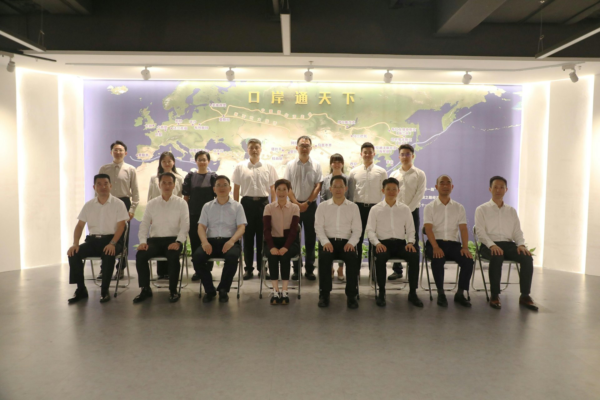 海關關長何珮珊(前排左四)7月10日率領香港海關代表團到訪深圳,與深圳市人民政府口岸辦公室主任劉衛翔(前排右四)會面。(政府新聞處圖片) 海關關長何珮珊(前排左四)7月10日率領香港海關代表團到訪深圳,與深圳市人民政府口岸辦公室主任劉衛翔(前排右四)會面。(政府新聞處圖片)