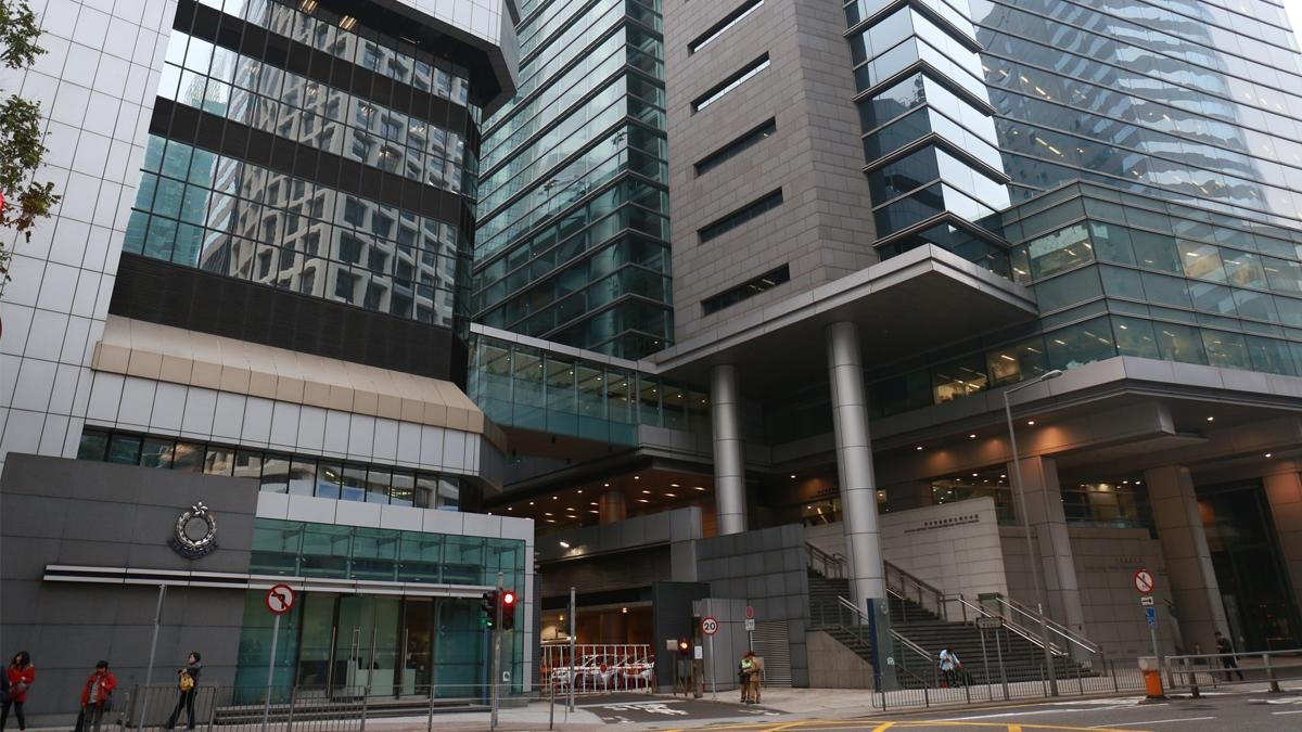 警灣仔設路障截可疑私家車　52歲女司機被揭「吹波波」超標斷正