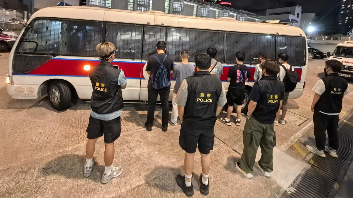 尖沙咀單位變非法賭檔　警檢啤牌和賭款　8人被捕