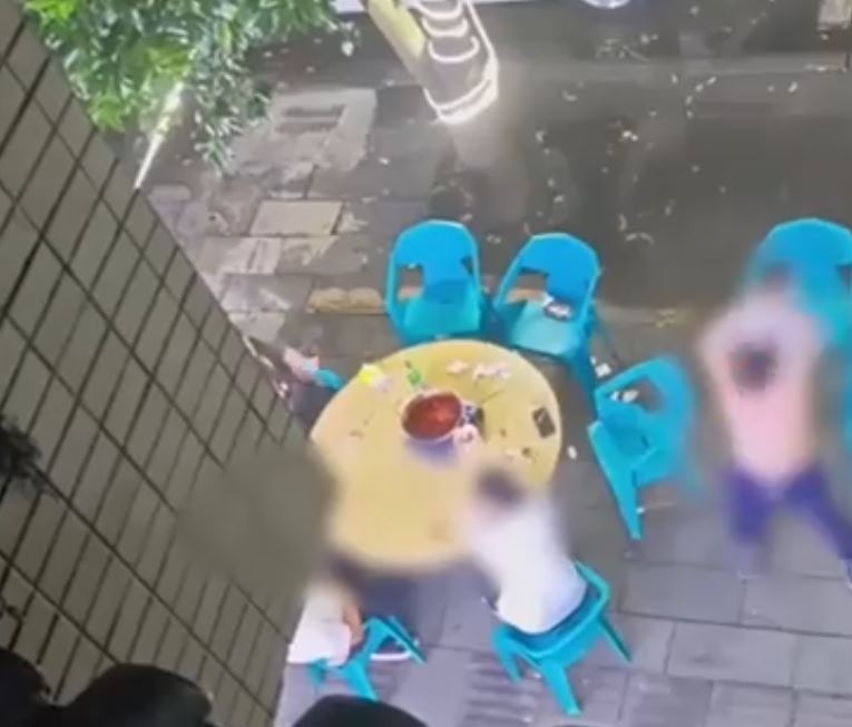 男子脫衣跳舞侮辱事主。（影片截圖）