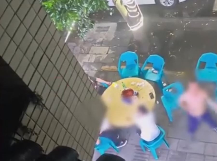 男子脫衣跳舞侮辱事主。（影片截圖）