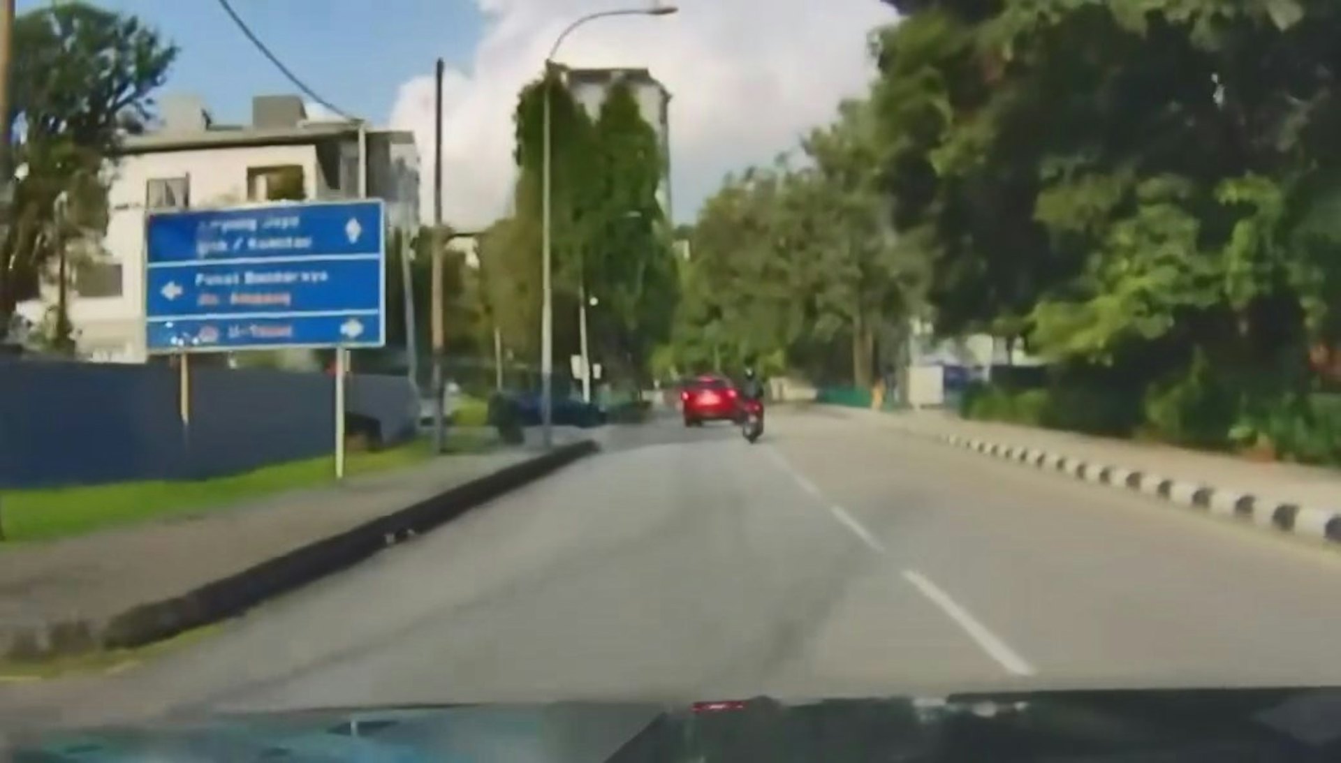 馬來西亞有外送車手撞向前方橫經的私家車,事後車手要求私家車司機賠償。(Facebook影片截圖) 馬來西亞有外送車手撞向前方橫經的私家車,事後車手要求私家車司機賠償。(Facebook影片截圖)