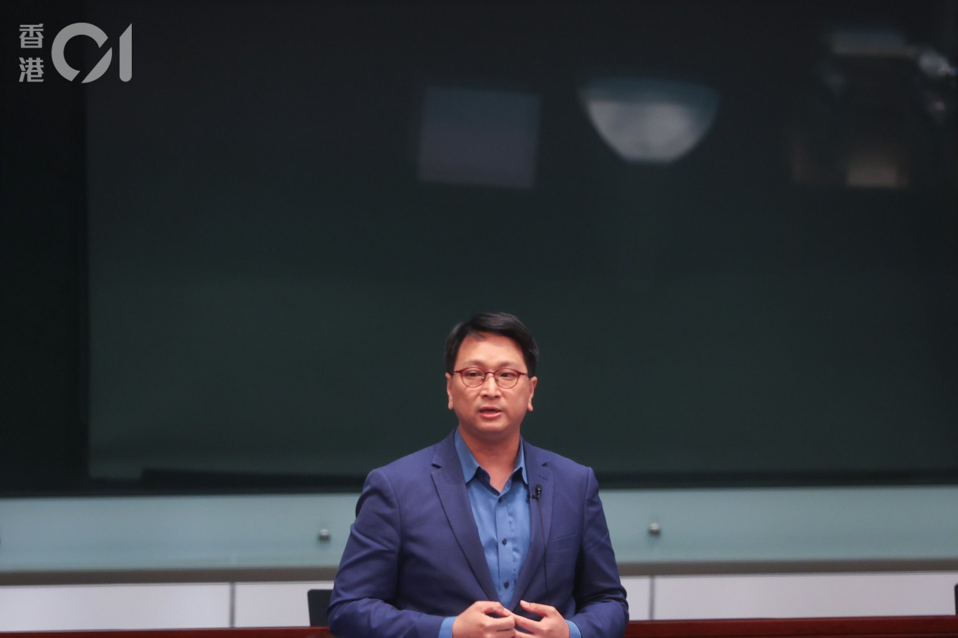 委員會主席、工聯會議員鄧家彪(黃浩謙攝) 委員會主席、工聯會議員鄧家彪(黃浩謙攝)