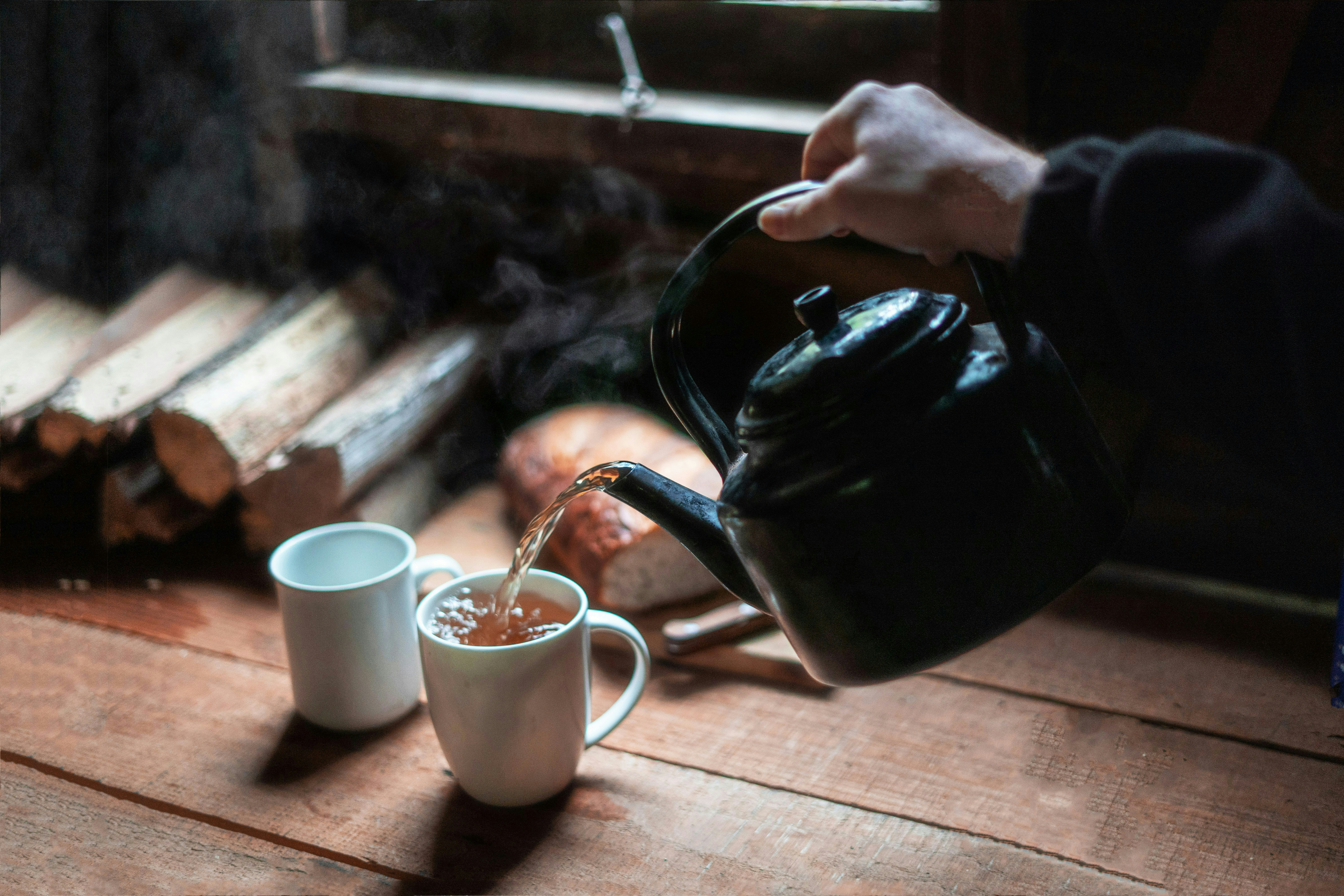 用熱水泡茶，會提升咖啡因釋出，影響睡眠。（Harry Cunningham＠Unsplash）