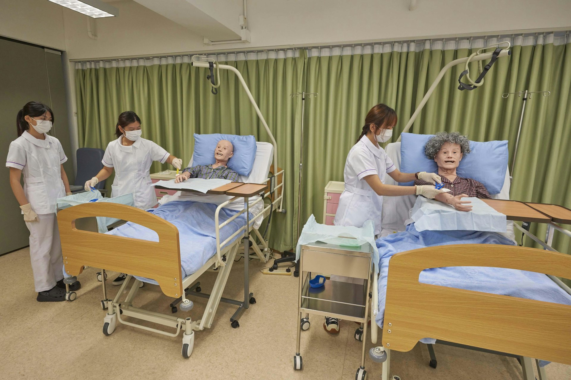 護理課程學生於「臨床模擬中心」進行場景訓練。 護理課程學生於「臨床模擬中心」進行場景訓練。