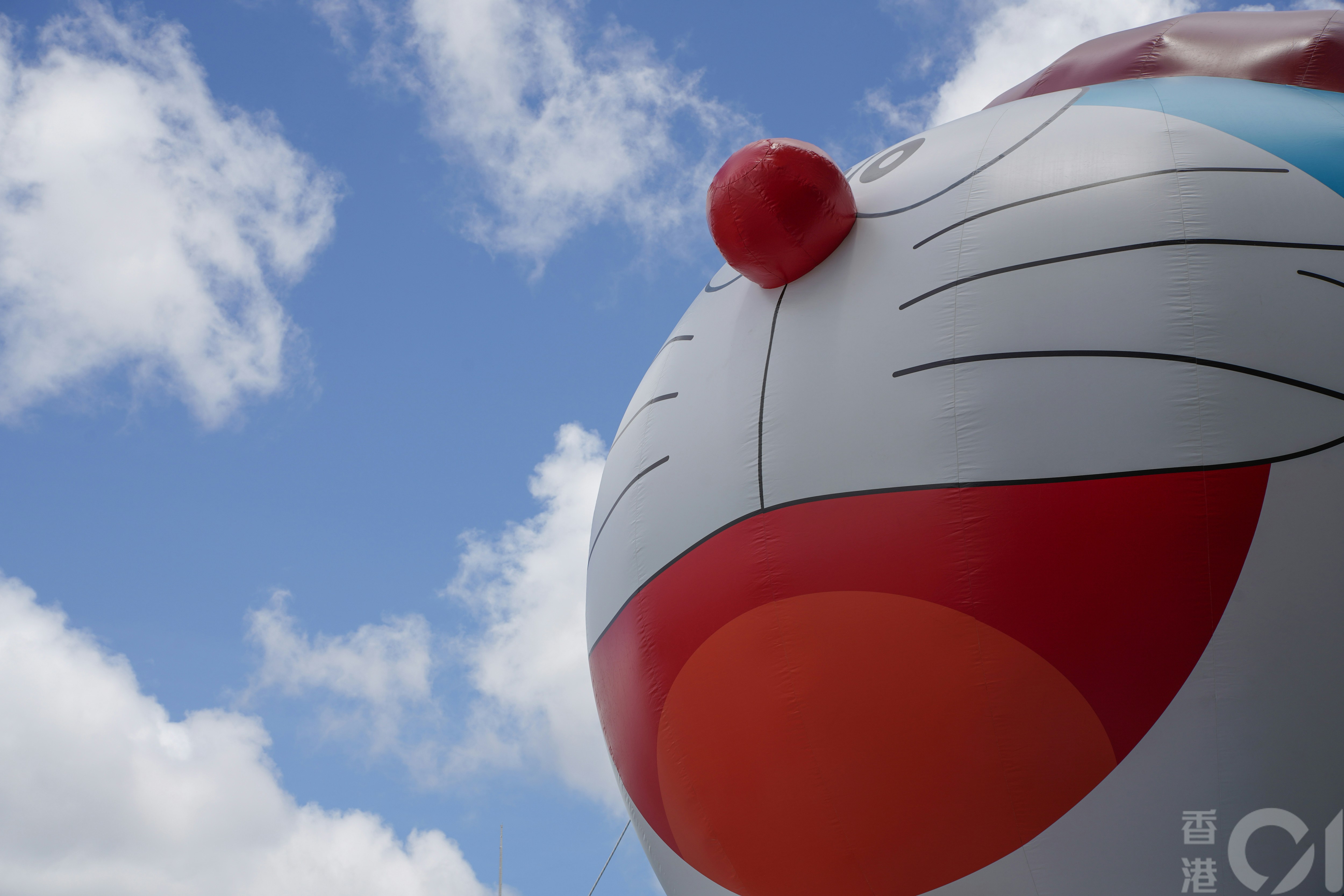 今年盛事之一的「100%多啦A夢&Friends巡迴特展」7月13日開始。位於星光大道的免費展區，有已登記入場市民及遊客入場參觀及打卡，也有不少人在「核心外圍」觀賞及拍攝。(黃浩謙攝）