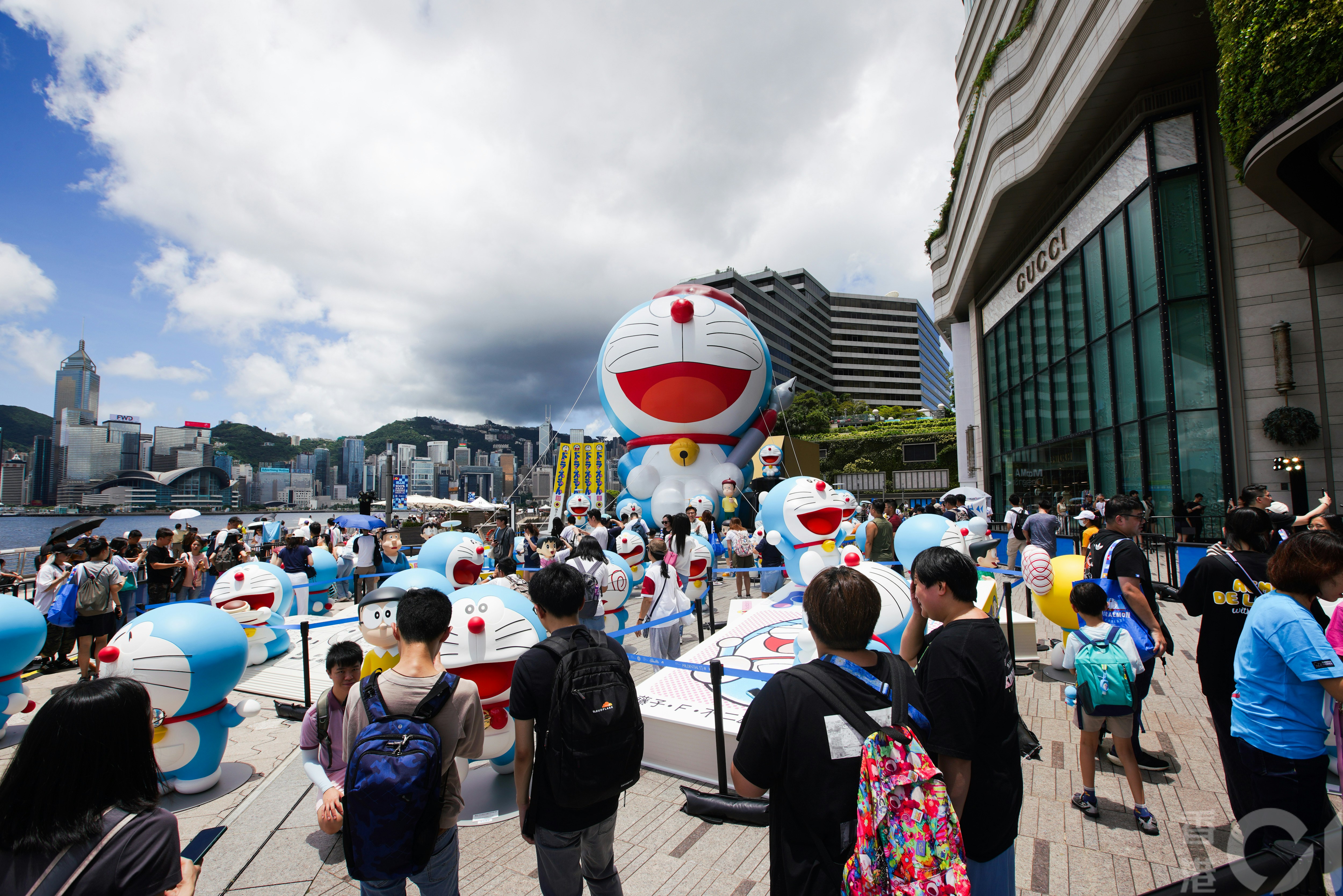 今年盛事之一的「100%多啦A夢&Friends巡迴特展」7月13日開始。位於星光大道的免費展區，有已登記入場市民及遊客入場參觀及打卡，也有不少人在「核心外圍」觀賞及拍攝。(黃浩謙攝）