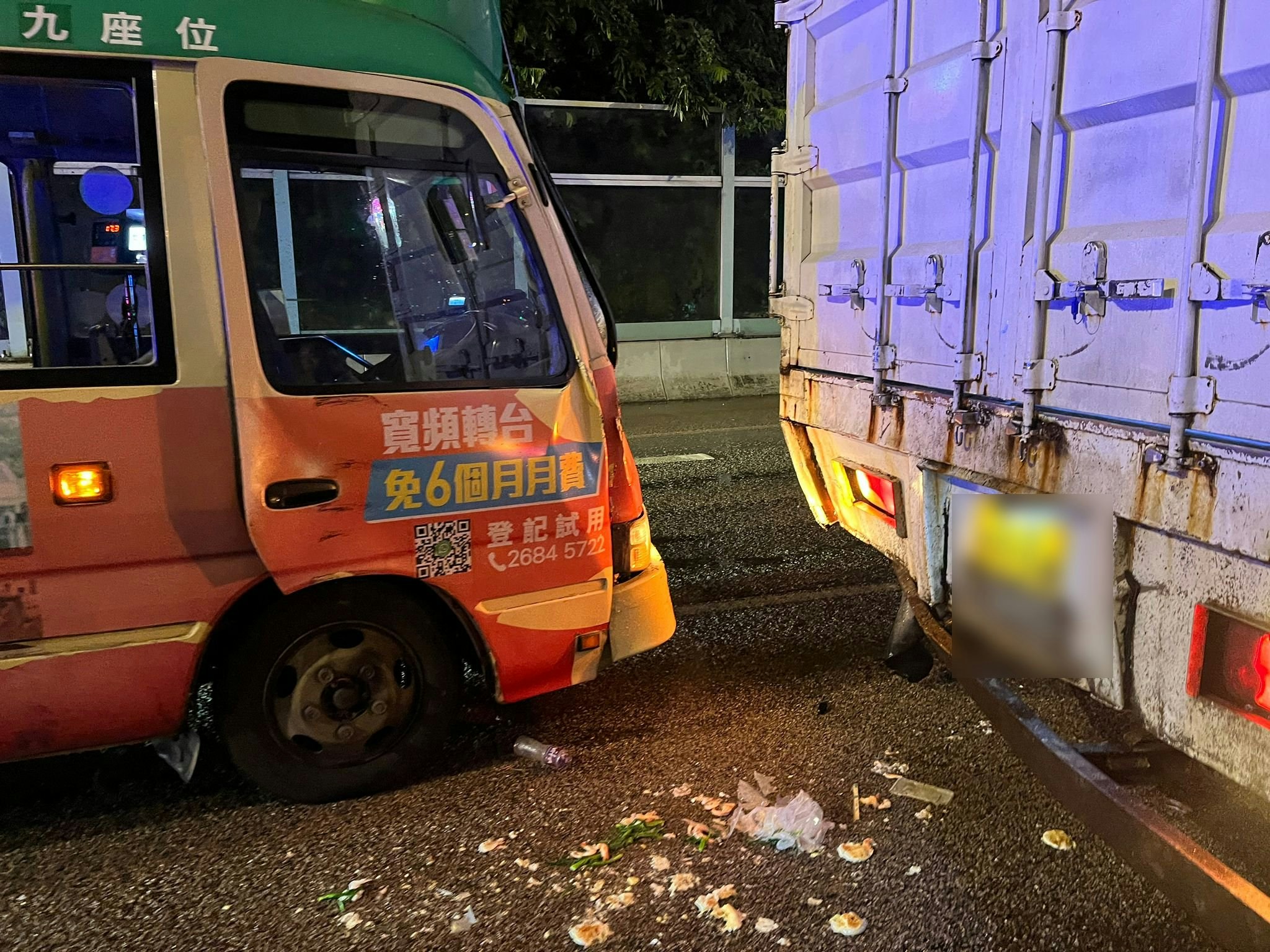 小巴撞上貨車車尾，車頭損毀。（讀者瀧先生提供）