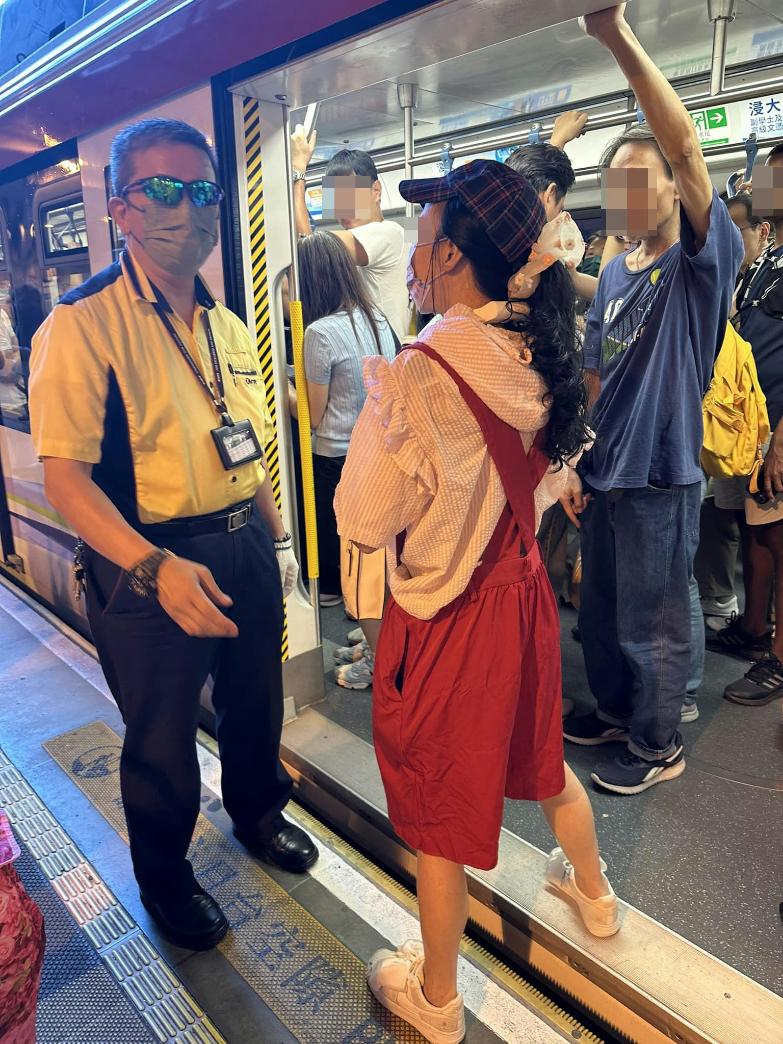 樓主指，阿姨拉住買餸車衝車門，豈料被車門夾到，報稱手部受傷需要報警，然後頂住輕鐵車門，不准司機開車，驚動職員到場跟進。（facebook群組「真.屯門友」圖片）