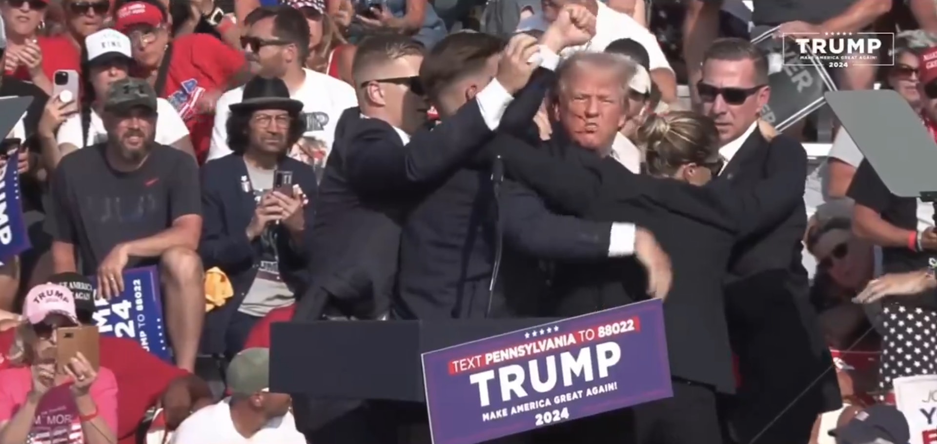 美國前總統特朗普(Donald Trump,又譯川普)在賓州巴特勒(Butler)舉行的造勢活動上遭遇槍擊,子彈擊中特朗普右耳,當場血灑演講台。(X@thogge) 美國前總統特朗普(Donald Trump,又譯川普)在賓州巴特勒(Butler)舉行的造勢活動上遭遇槍擊,子彈擊中特朗普右耳,當場血灑演講台。(X@thogge)