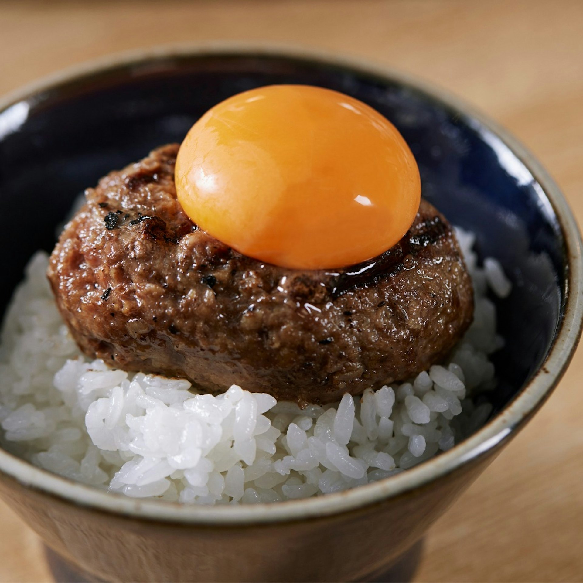 東京的超人氣炭火現烤漢堡扒專門店「挽肉と米」進駐ifc mall。(圖片來源:FB@挽肉と米 香港) 香港美食|漢堡排即燒5大推薦!和牛漢堡扒挽肉と米、肉肉大米、福岡漢堡扒