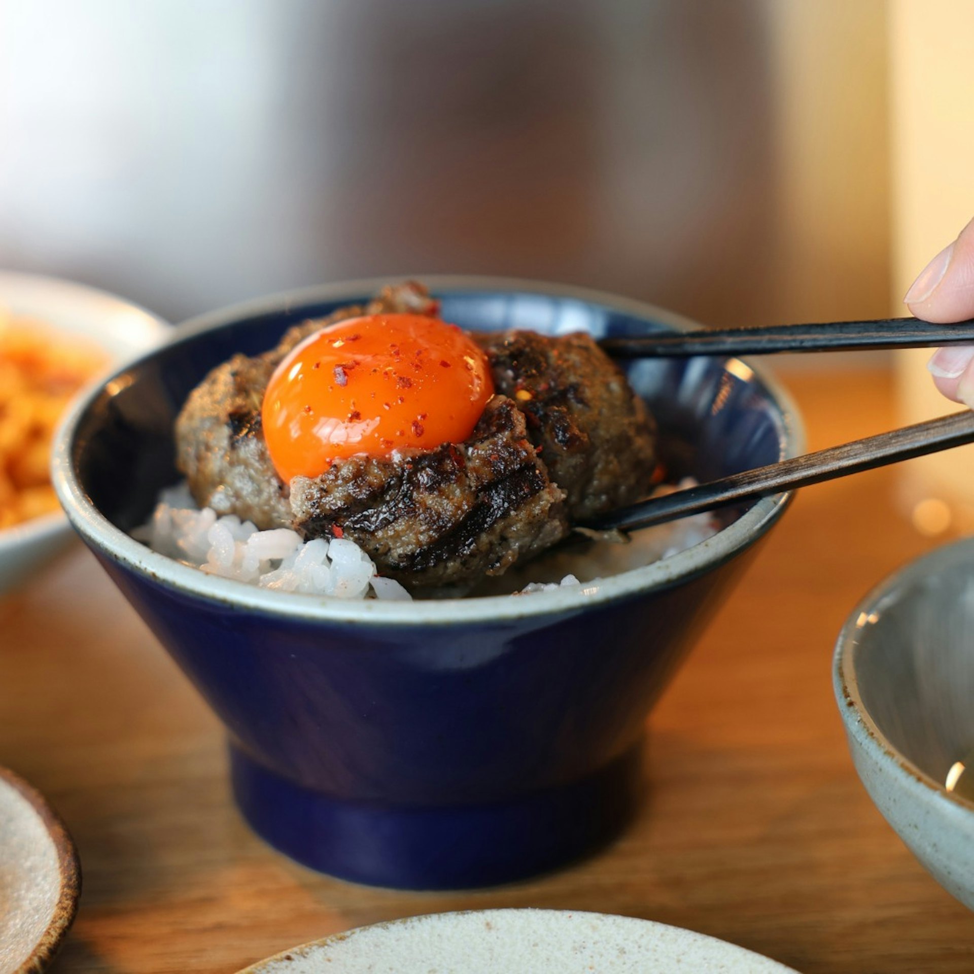 挽肉と米採用新鮮現絞100%日本牛肉製成漢堡扒。(圖片來源:FB@挽肉と米 香港) 香港美食|漢堡排即燒5大推薦!和牛漢堡扒挽肉と米、肉肉大米、福岡漢堡扒