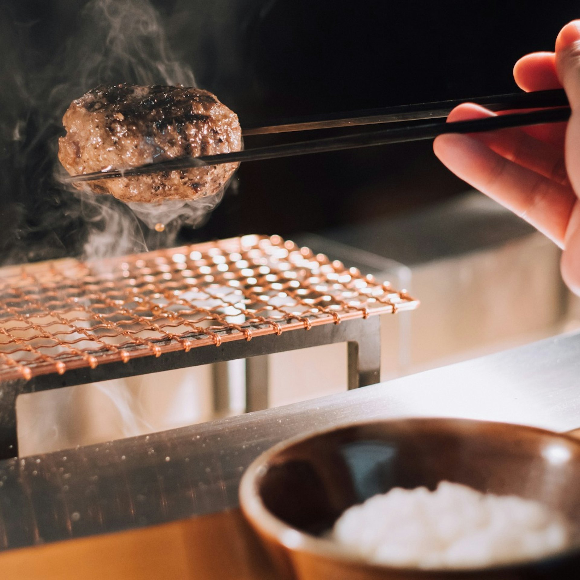 挽肉と米採用新鮮現絞100%日本牛肉製成漢堡扒。(圖片來源:FB@挽肉と米 香港) 香港美食|漢堡排即燒5大推薦!和牛漢堡扒挽肉と米、肉肉大米、福岡漢堡扒