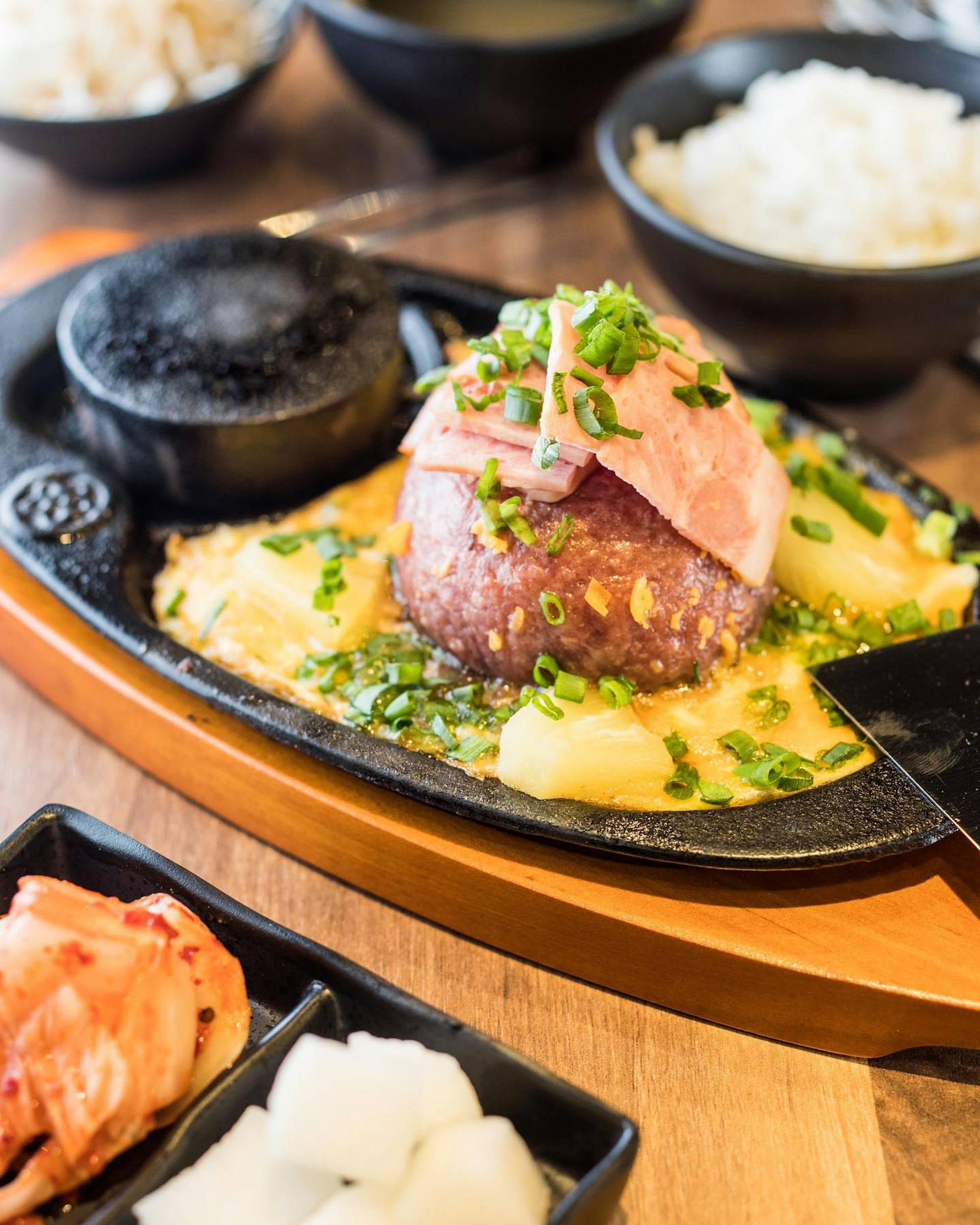 店家選用100%澳洲和牛,打成肉碎後以20多種香料調味,即叫即搓成球狀。(圖片來源:FB@Fukuoka Hambageu 福岡漢堡扒 香港旗艦店) 香港美食|漢堡排即燒5大推薦!和牛漢堡扒挽肉と米、肉肉大米、福岡漢堡扒